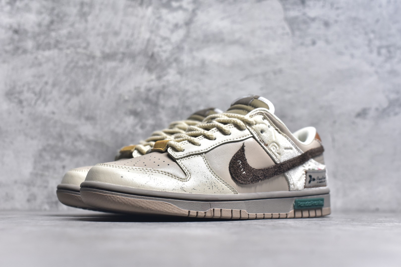 图片[2]-#Nike Dunk Low 熊猫恶作剧 冬梦奇缘 御光米褐 低帮休闲板鞋 HQ1175-240 #配色整体围绕熊猫恶作剧圣诞主题设计，鞋身整体采用专属颜料重新喷涂。特殊原创设计图标涂鸦装饰，添加潮流元素效果喷涂点缀 尺码：35.5 36 36.5 37.5 38 38.5 39 40 40.5 41 42 42.5 43 44 44.5 45 46 9.E5-选品中心