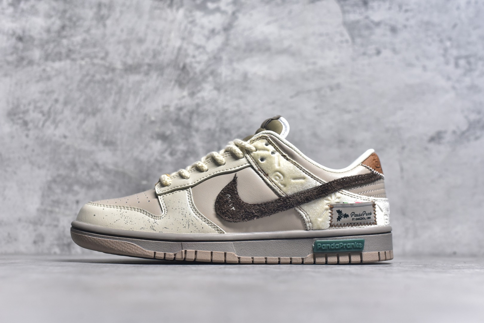 #Nike Dunk Low 熊猫恶作剧 冬梦奇缘 御光米褐 低帮休闲板鞋 HQ1175-240 #配色整体围绕熊猫恶作剧圣诞主题设计，鞋身整体采用专属颜料重新喷涂。特殊原创设计图标涂鸦装饰，添加潮流元素效果喷涂点缀 尺码：35.5 36 36.5 37.5 38 38.5 39 40 40.5 41 42 42.5 43 44 44.5 45 46 9.E5-选品中心