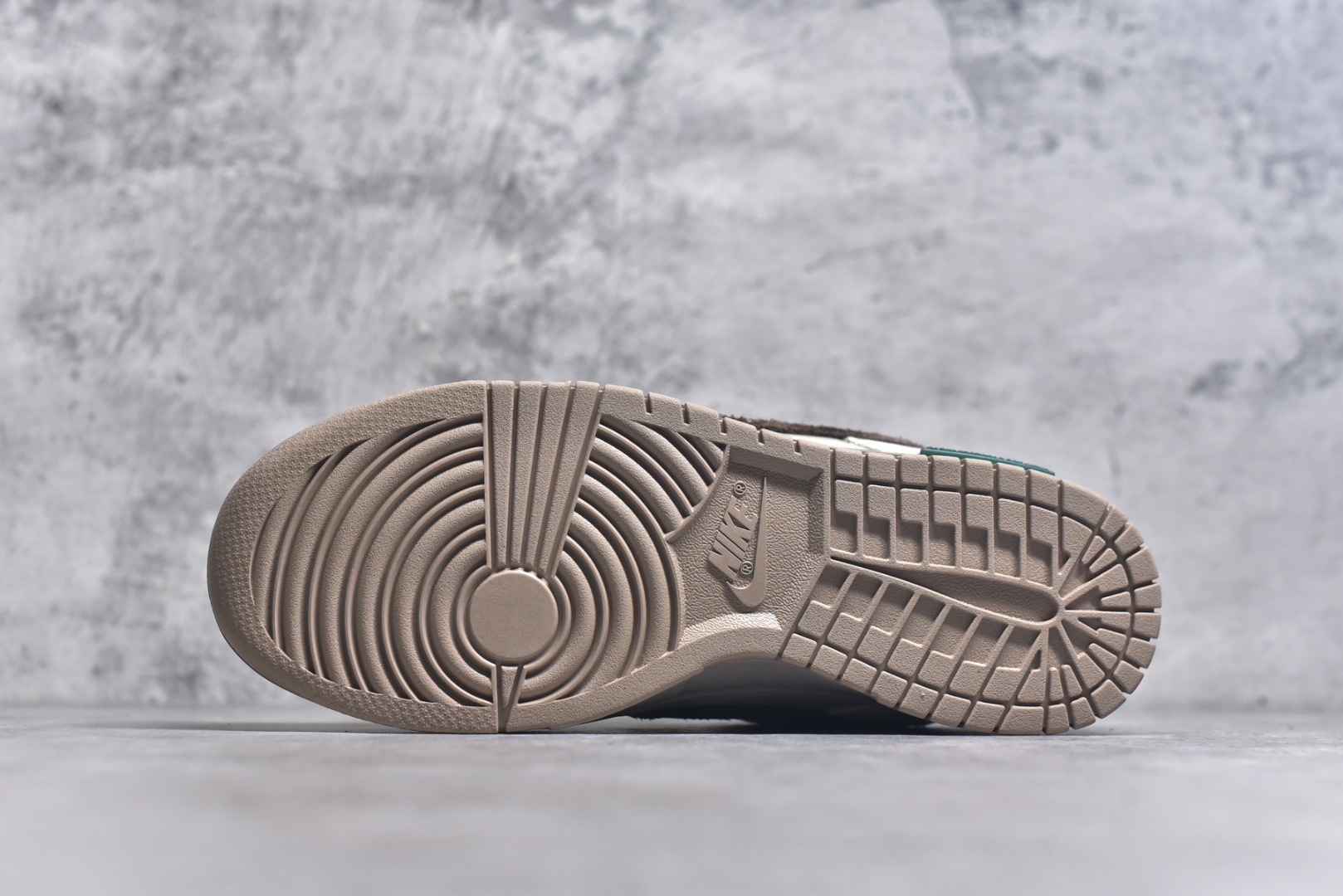 图片[6]-#Nike Dunk Low 熊猫恶作剧 冬梦奇缘 御光米褐 低帮休闲板鞋 HQ1175-240 #配色整体围绕熊猫恶作剧圣诞主题设计，鞋身整体采用专属颜料重新喷涂。特殊原创设计图标涂鸦装饰，添加潮流元素效果喷涂点缀 尺码：35.5 36 36.5 37.5 38 38.5 39 40 40.5 41 42 42.5 43 44 44.5 45 46 9.E5-选品中心