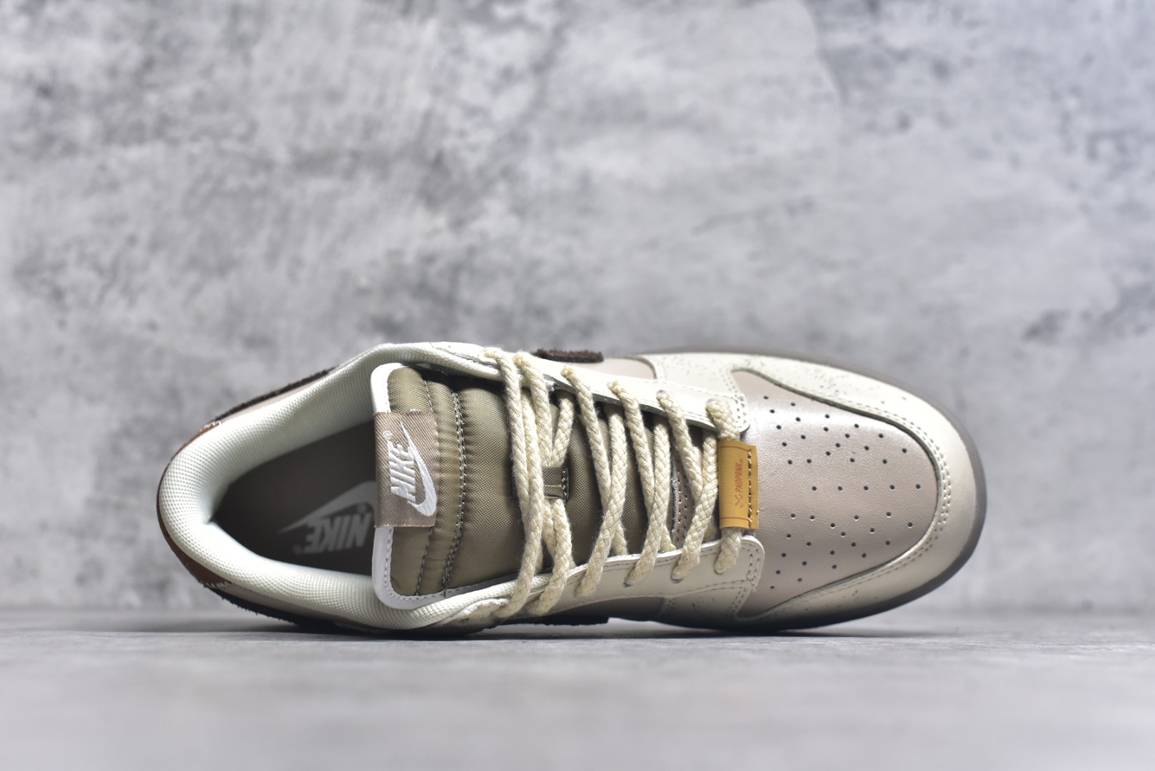 图片[4]-#Nike Dunk Low 熊猫恶作剧 冬梦奇缘 御光米褐 低帮休闲板鞋 HQ1175-240 #配色整体围绕熊猫恶作剧圣诞主题设计，鞋身整体采用专属颜料重新喷涂。特殊原创设计图标涂鸦装饰，添加潮流元素效果喷涂点缀 尺码：35.5 36 36.5 37.5 38 38.5 39 40 40.5 41 42 42.5 43 44 44.5 45 46 9.E5-选品中心