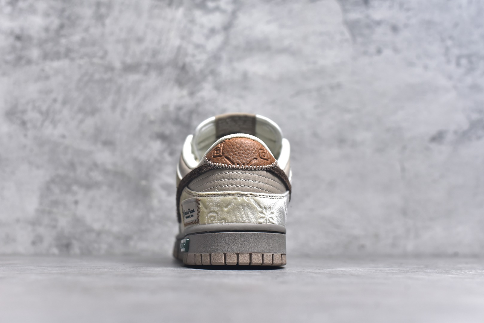 图片[5]-#Nike Dunk Low 熊猫恶作剧 冬梦奇缘 御光米褐 低帮休闲板鞋 HQ1175-240 #配色整体围绕熊猫恶作剧圣诞主题设计，鞋身整体采用专属颜料重新喷涂。特殊原创设计图标涂鸦装饰，添加潮流元素效果喷涂点缀 尺码：35.5 36 36.5 37.5 38 38.5 39 40 40.5 41 42 42.5 43 44 44.5 45 46 9.E5-选品中心