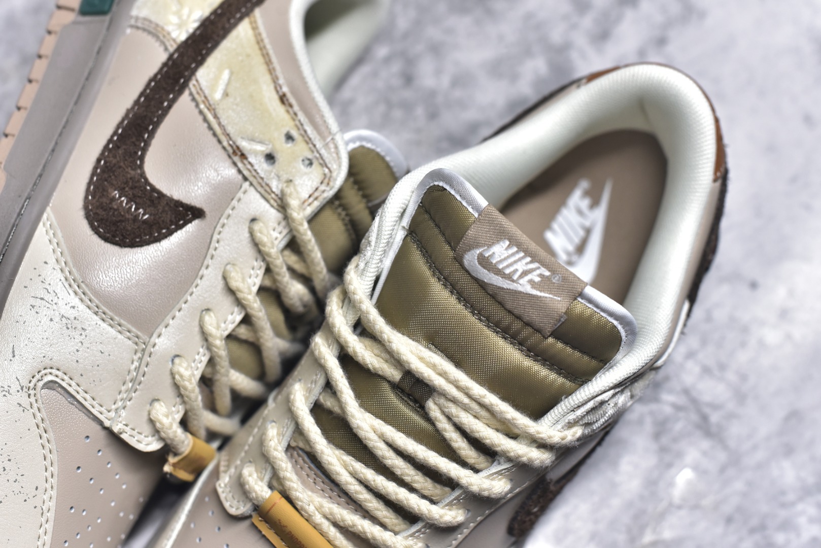 图片[9]-#Nike Dunk Low 熊猫恶作剧 冬梦奇缘 御光米褐 低帮休闲板鞋 HQ1175-240 #配色整体围绕熊猫恶作剧圣诞主题设计，鞋身整体采用专属颜料重新喷涂。特殊原创设计图标涂鸦装饰，添加潮流元素效果喷涂点缀 尺码：35.5 36 36.5 37.5 38 38.5 39 40 40.5 41 42 42.5 43 44 44.5 45 46 9.E5-选品中心