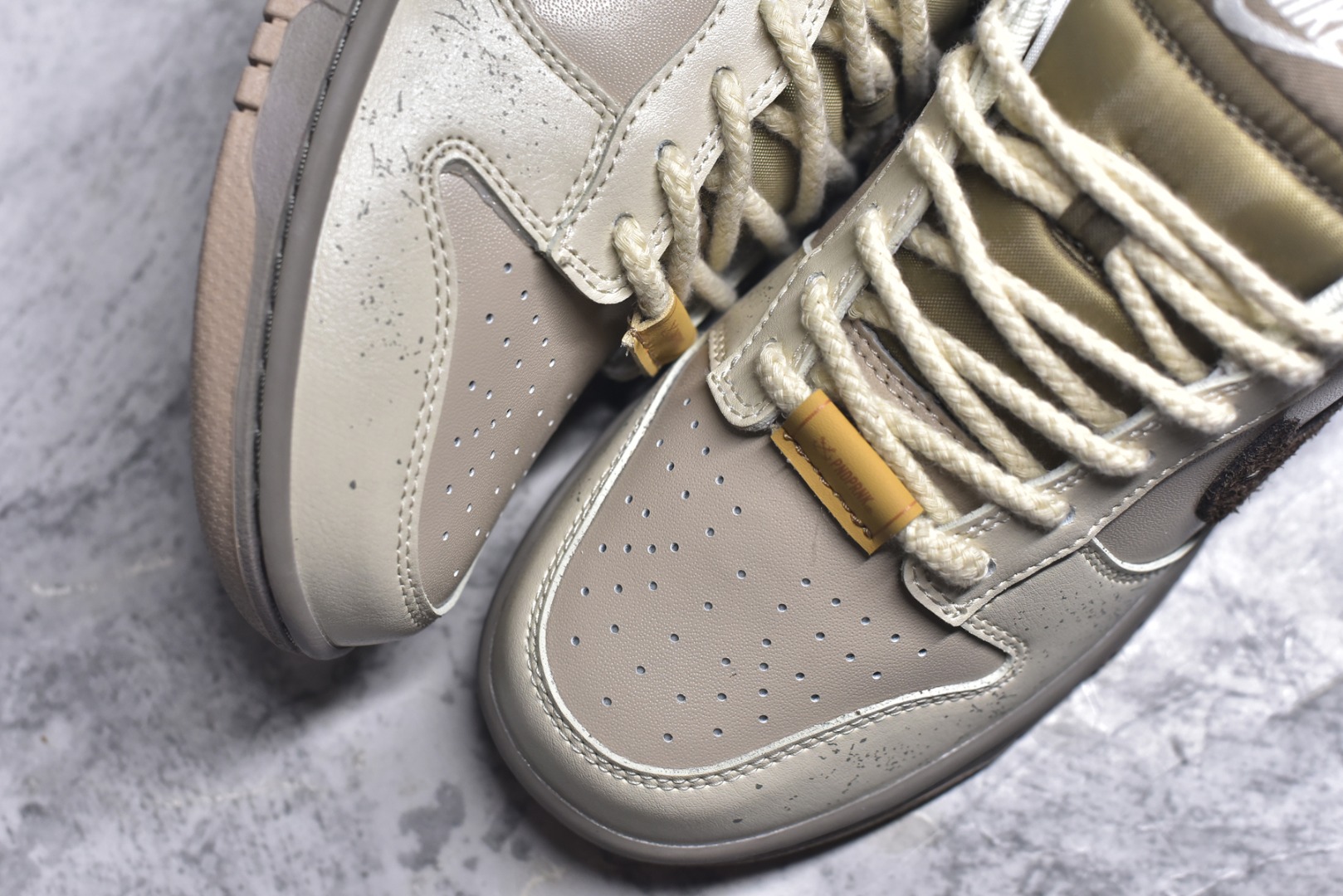 图片[8]-#Nike Dunk Low 熊猫恶作剧 冬梦奇缘 御光米褐 低帮休闲板鞋 HQ1175-240 #配色整体围绕熊猫恶作剧圣诞主题设计，鞋身整体采用专属颜料重新喷涂。特殊原创设计图标涂鸦装饰，添加潮流元素效果喷涂点缀 尺码：35.5 36 36.5 37.5 38 38.5 39 40 40.5 41 42 42.5 43 44 44.5 45 46 9.E5-选品中心