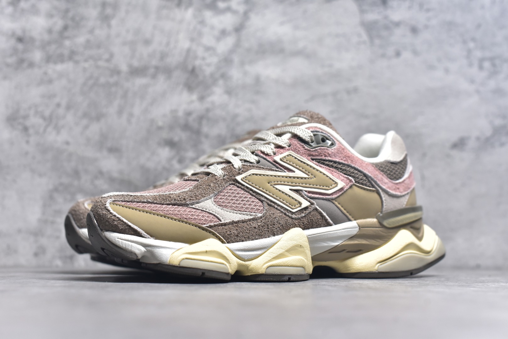图片[2]-#新百伦 New Balance NB9060小象蹄男女同款9060舒适百搭老爹鞋。 9060 重新诠释了源自经典 99X 型号的熟悉元素，其灵感来自于 Y2K 时代的未来主义和美学。 鞋面在990 的基础中进行了扩展和使用，以提供可见的运动感，中底采用 ABZORB 和 SBS 熟悉的缓震平台以提供舒适感 尺码：36-46.5 货号：U9060NTB-选品中心