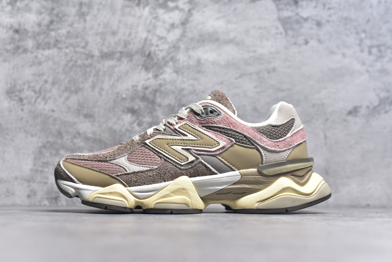 #新百伦 New Balance NB9060小象蹄男女同款9060舒适百搭老爹鞋。 9060 重新诠释了源自经典 99X 型号的熟悉元素，其灵感来自于 Y2K 时代的未来主义和美学。 鞋面在990 的基础中进行了扩展和使用，以提供可见的运动感，中底采用 ABZORB 和 SBS 熟悉的缓震平台以提供舒适感 尺码：36-46.5 货号：U9060NTB-选品中心