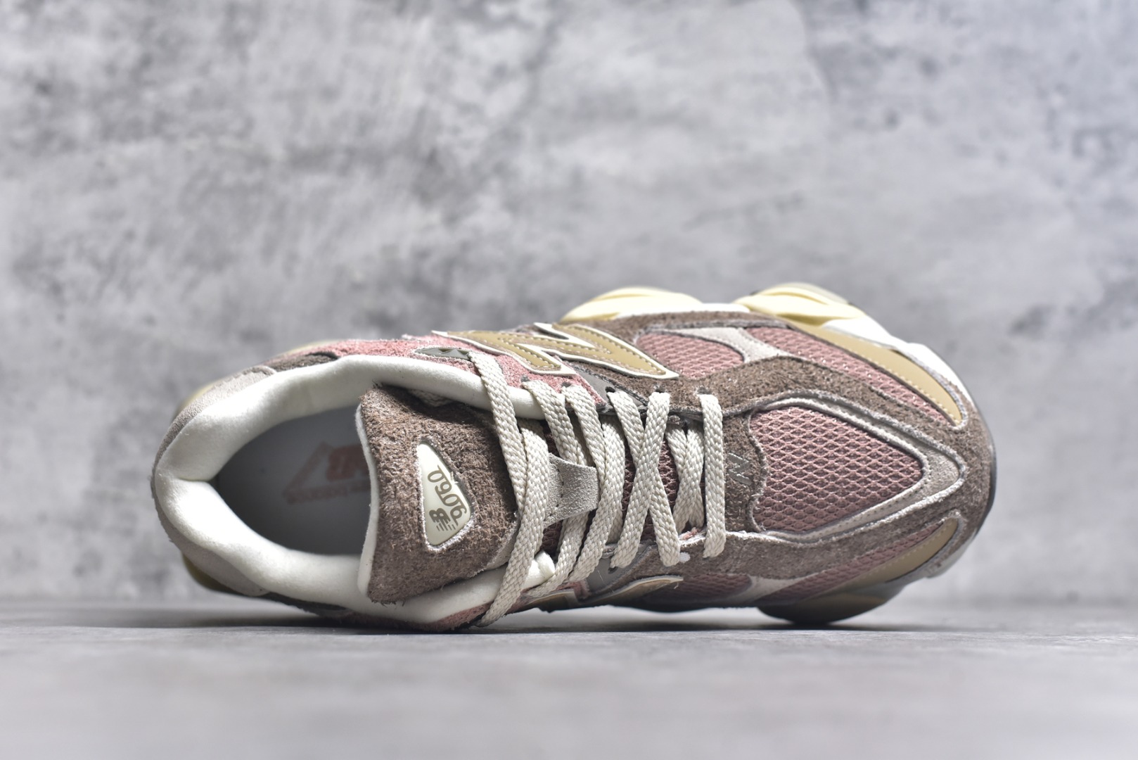 图片[4]-#新百伦 New Balance NB9060小象蹄男女同款9060舒适百搭老爹鞋。 9060 重新诠释了源自经典 99X 型号的熟悉元素，其灵感来自于 Y2K 时代的未来主义和美学。 鞋面在990 的基础中进行了扩展和使用，以提供可见的运动感，中底采用 ABZORB 和 SBS 熟悉的缓震平台以提供舒适感 尺码：36-46.5 货号：U9060NTB-选品中心