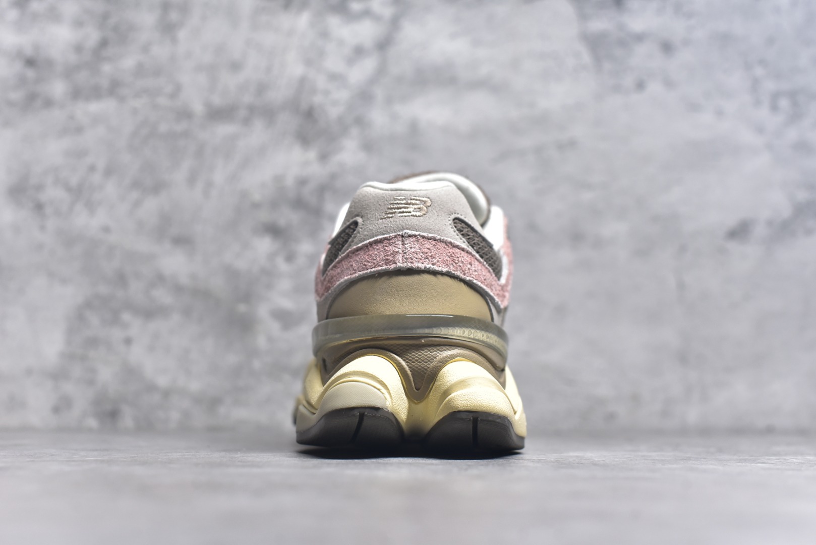 图片[5]-#新百伦 New Balance NB9060小象蹄男女同款9060舒适百搭老爹鞋。 9060 重新诠释了源自经典 99X 型号的熟悉元素，其灵感来自于 Y2K 时代的未来主义和美学。 鞋面在990 的基础中进行了扩展和使用，以提供可见的运动感，中底采用 ABZORB 和 SBS 熟悉的缓震平台以提供舒适感 尺码：36-46.5 货号：U9060NTB-选品中心