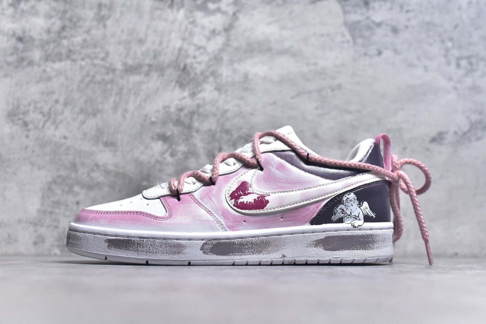 #Nike Court Borough[嘴唇] “吻箭倾心”[嘴唇]解构手绘 潮流简约低帮板鞋 当丘比特的鎏金箭矢状的指针划过表盘，与爱人交叠的影子共同构成一幅关于情感与巧合的速写——原来丘比特从不用力张弓，当两颗心足够靠近，呼吸间便已是最温柔的箭锋，而那个带着樱花甜香的吻，就是命运最好的落款 货号：BQ5448-216 尺码：36 36.5 37.5 38 38.5 39 40 40.5 41 42 42.5 43 44 44.5 45-选品中心