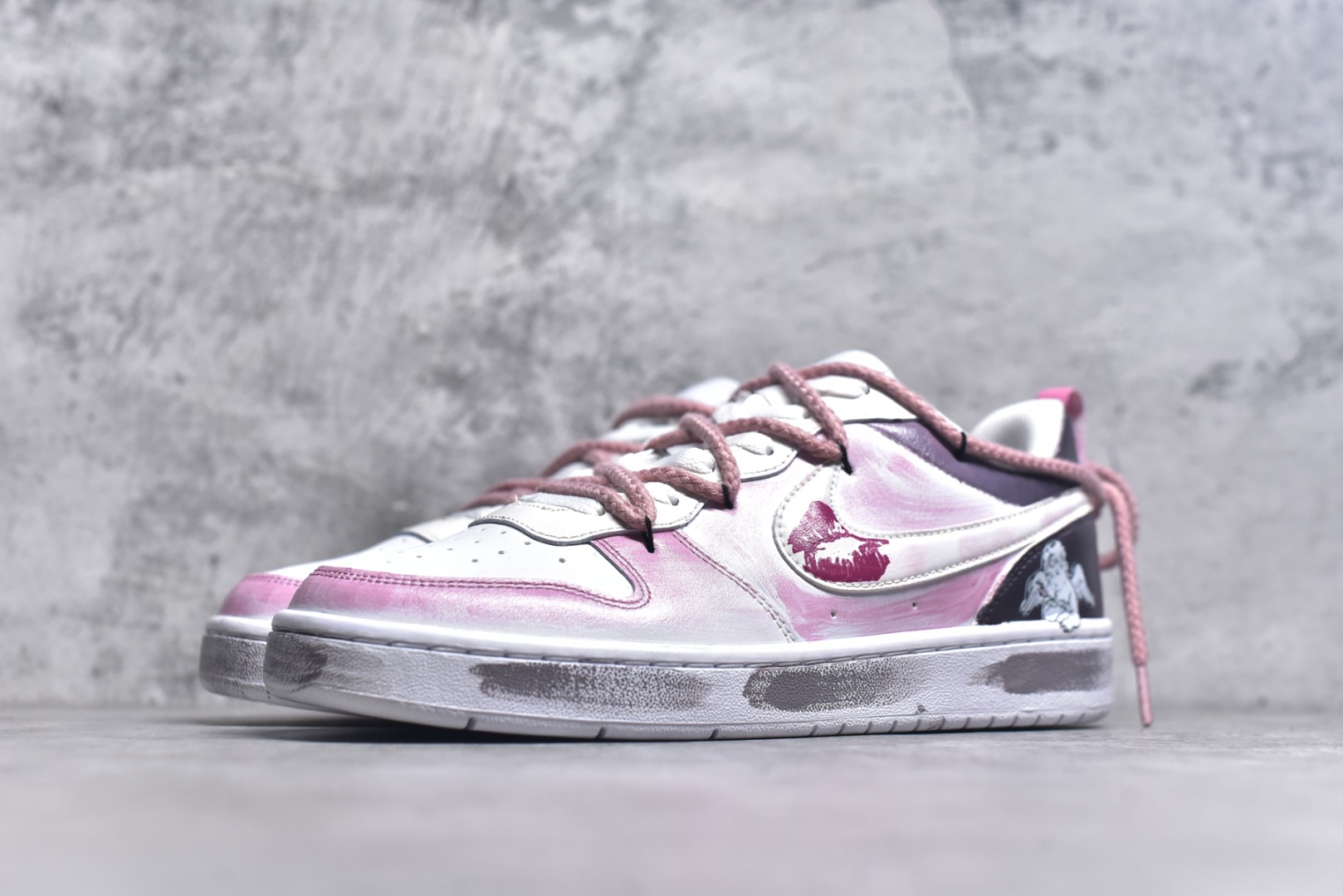 图片[2]-#Nike Court Borough[嘴唇] “吻箭倾心”[嘴唇]解构手绘 潮流简约低帮板鞋 当丘比特的鎏金箭矢状的指针划过表盘，与爱人交叠的影子共同构成一幅关于情感与巧合的速写——原来丘比特从不用力张弓，当两颗心足够靠近，呼吸间便已是最温柔的箭锋，而那个带着樱花甜香的吻，就是命运最好的落款 货号：BQ5448-216 尺码：36 36.5 37.5 38 38.5 39 40 40.5 41 42 42.5 43 44 44.5 45-选品中心