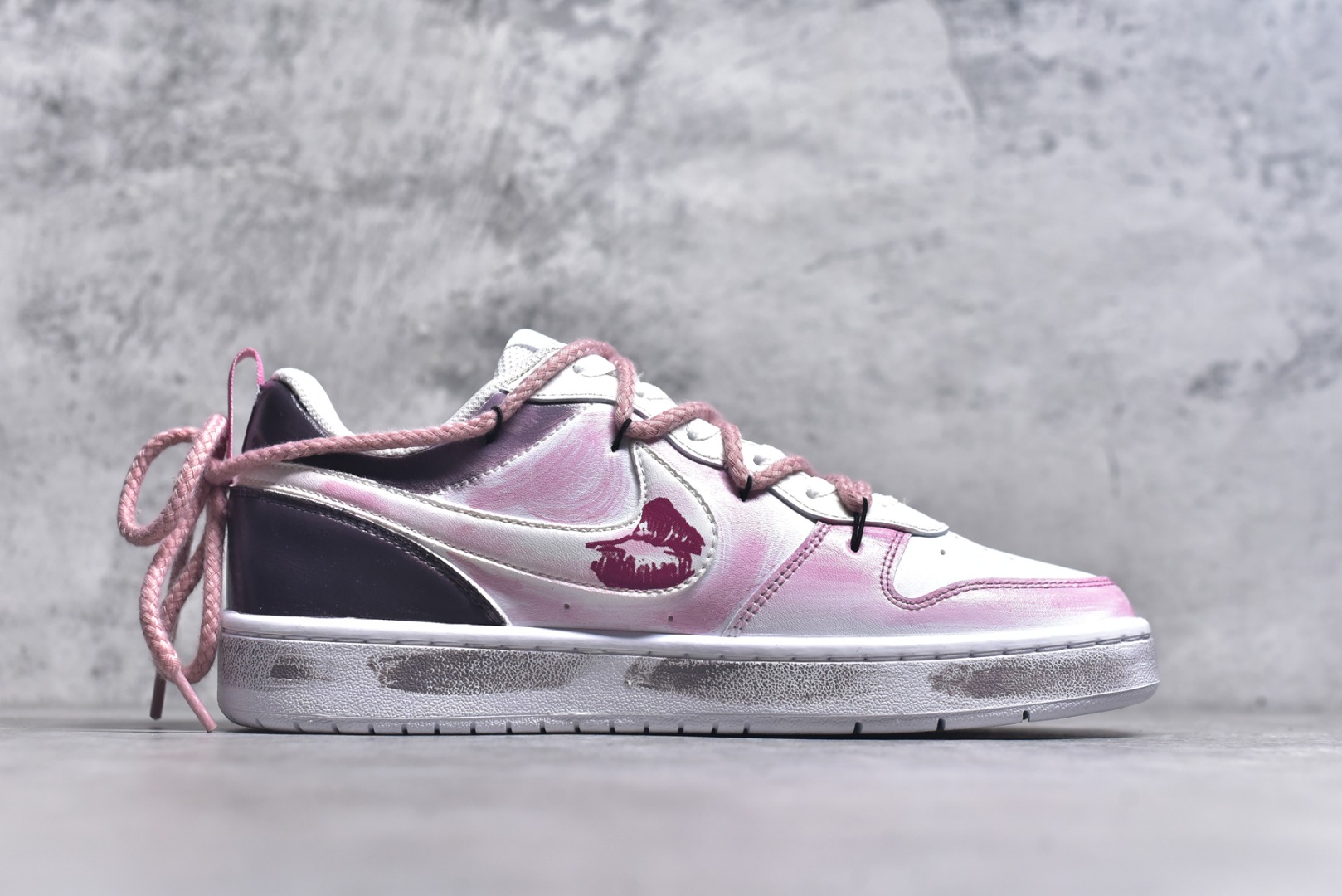 图片[3]-#Nike Court Borough[嘴唇] “吻箭倾心”[嘴唇]解构手绘 潮流简约低帮板鞋 当丘比特的鎏金箭矢状的指针划过表盘，与爱人交叠的影子共同构成一幅关于情感与巧合的速写——原来丘比特从不用力张弓，当两颗心足够靠近，呼吸间便已是最温柔的箭锋，而那个带着樱花甜香的吻，就是命运最好的落款 货号：BQ5448-216 尺码：36 36.5 37.5 38 38.5 39 40 40.5 41 42 42.5 43 44 44.5 45-选品中心