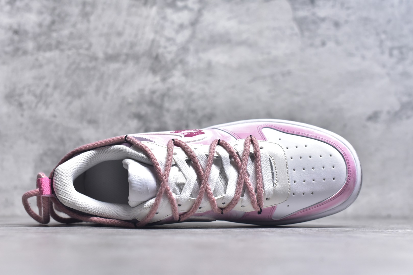 图片[4]-#Nike Court Borough[嘴唇] “吻箭倾心”[嘴唇]解构手绘 潮流简约低帮板鞋 当丘比特的鎏金箭矢状的指针划过表盘，与爱人交叠的影子共同构成一幅关于情感与巧合的速写——原来丘比特从不用力张弓，当两颗心足够靠近，呼吸间便已是最温柔的箭锋，而那个带着樱花甜香的吻，就是命运最好的落款 货号：BQ5448-216 尺码：36 36.5 37.5 38 38.5 39 40 40.5 41 42 42.5 43 44 44.5 45-选品中心