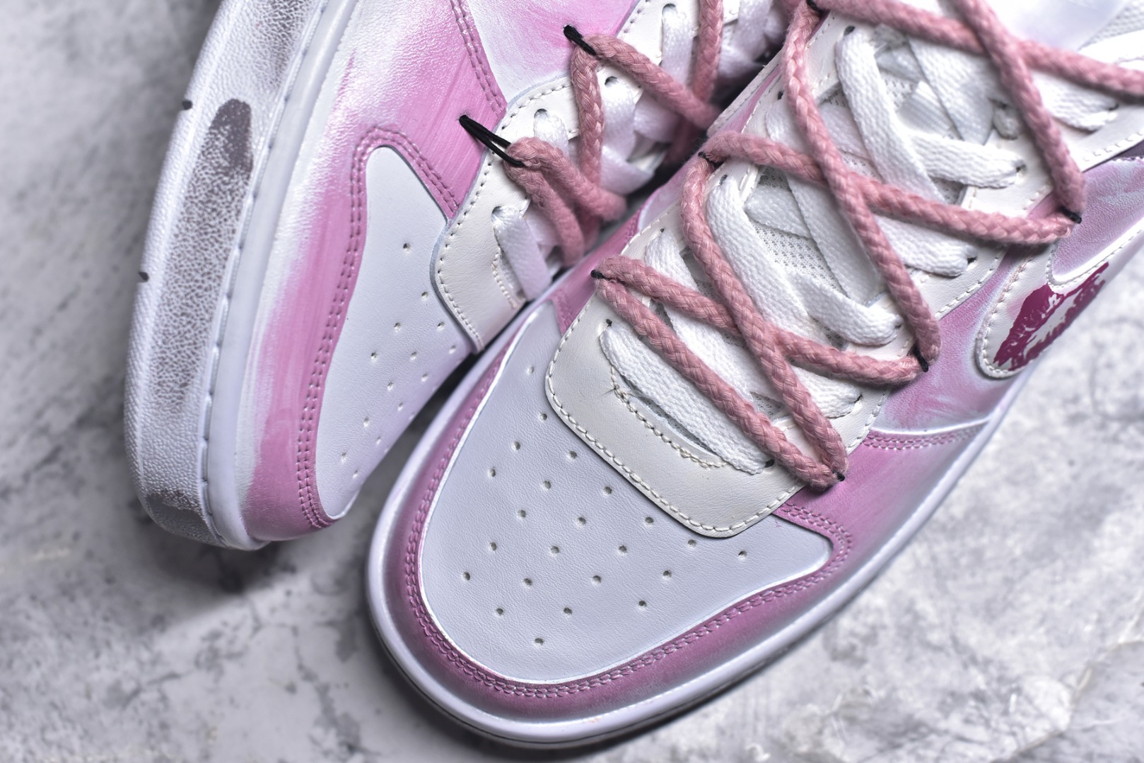 图片[8]-#Nike Court Borough[嘴唇] “吻箭倾心”[嘴唇]解构手绘 潮流简约低帮板鞋 当丘比特的鎏金箭矢状的指针划过表盘，与爱人交叠的影子共同构成一幅关于情感与巧合的速写——原来丘比特从不用力张弓，当两颗心足够靠近，呼吸间便已是最温柔的箭锋，而那个带着樱花甜香的吻，就是命运最好的落款 货号：BQ5448-216 尺码：36 36.5 37.5 38 38.5 39 40 40.5 41 42 42.5 43 44 44.5 45-选品中心