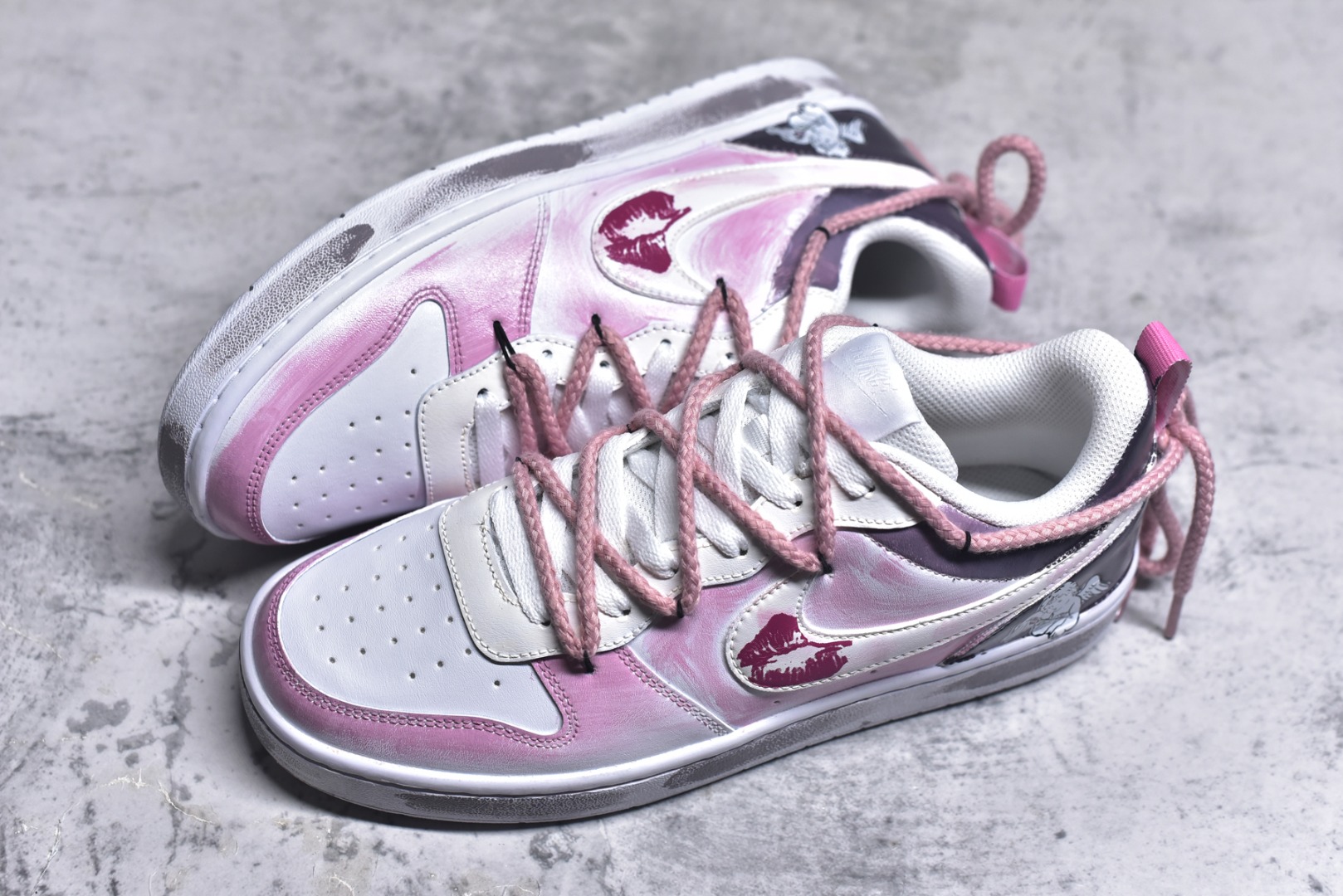 图片[7]-#Nike Court Borough[嘴唇] “吻箭倾心”[嘴唇]解构手绘 潮流简约低帮板鞋 当丘比特的鎏金箭矢状的指针划过表盘，与爱人交叠的影子共同构成一幅关于情感与巧合的速写——原来丘比特从不用力张弓，当两颗心足够靠近，呼吸间便已是最温柔的箭锋，而那个带着樱花甜香的吻，就是命运最好的落款 货号：BQ5448-216 尺码：36 36.5 37.5 38 38.5 39 40 40.5 41 42 42.5 43 44 44.5 45-选品中心