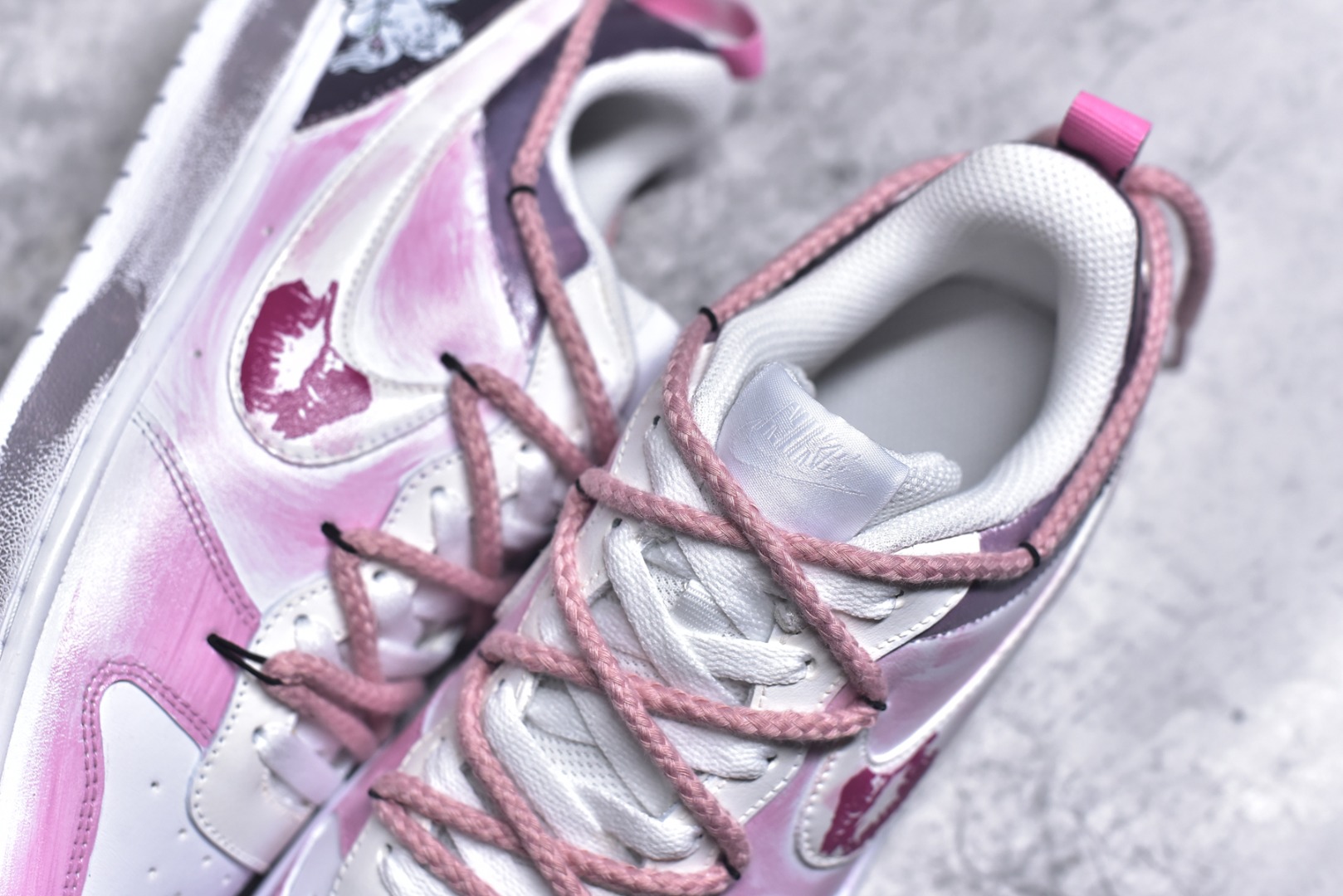 图片[9]-#Nike Court Borough[嘴唇] “吻箭倾心”[嘴唇]解构手绘 潮流简约低帮板鞋 当丘比特的鎏金箭矢状的指针划过表盘，与爱人交叠的影子共同构成一幅关于情感与巧合的速写——原来丘比特从不用力张弓，当两颗心足够靠近，呼吸间便已是最温柔的箭锋，而那个带着樱花甜香的吻，就是命运最好的落款 货号：BQ5448-216 尺码：36 36.5 37.5 38 38.5 39 40 40.5 41 42 42.5 43 44 44.5 45-选品中心