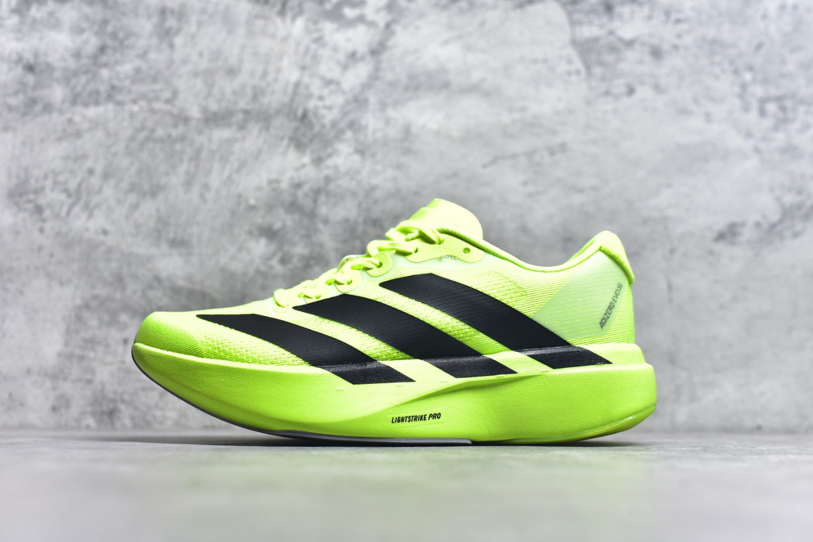 #阿迪达斯 AD Adizero Eva SL M 运动舒适防滑耐磨 低帮跑步鞋 阿迪达斯革新力作!「破纪录轻跑鞋」adiZero Adios Pro EVO 极致轻盈的Lightweight Upper设计,带来近乎裸足的舒适体验。中底采用尖端科技，Lightstrike Pro材料经过精细调校，实现卓越缓震与轻量化的完美结合。 尺码：36-45-选品中心