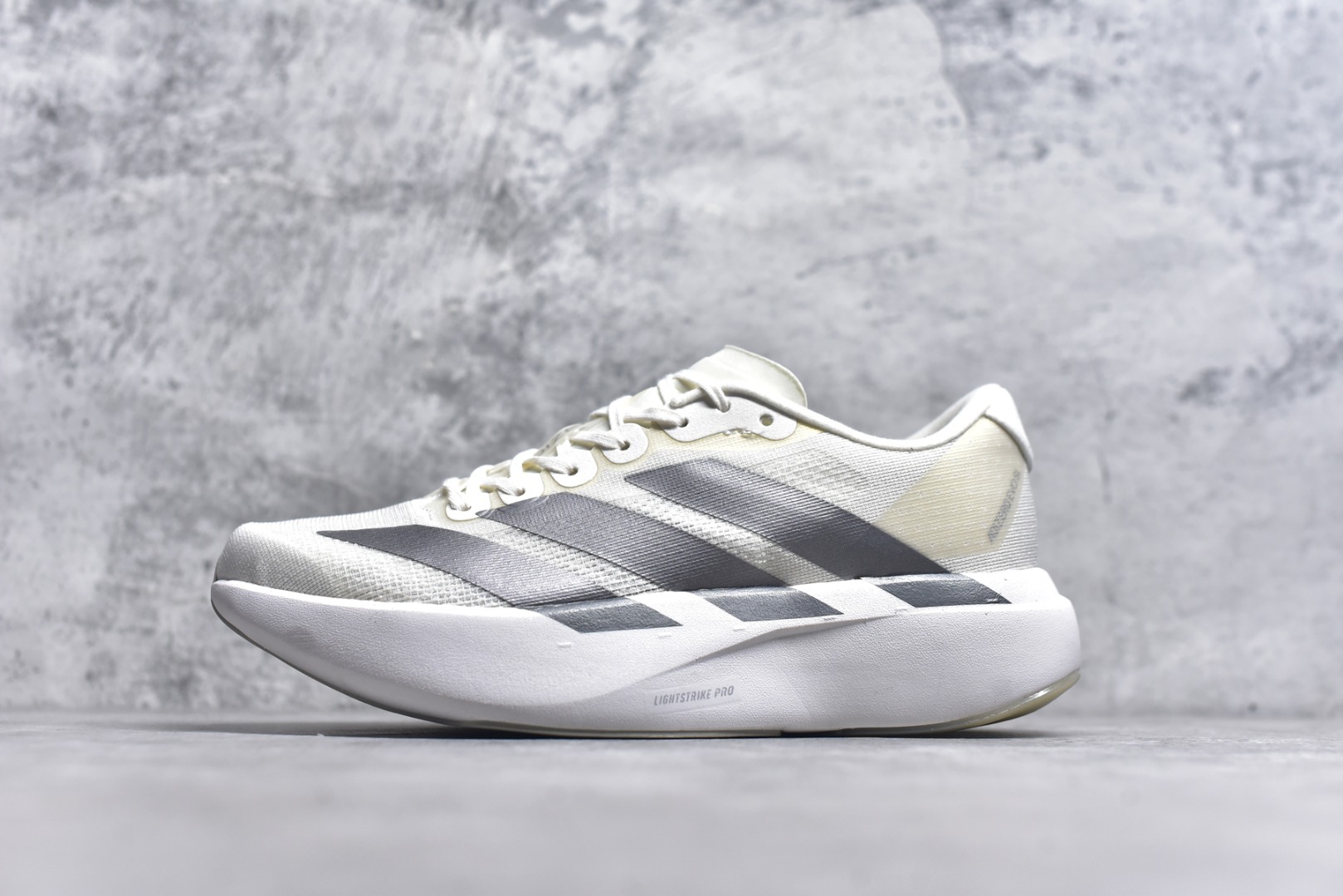 #阿迪达斯 AD Adizero Eva SL M 运动舒适防滑耐磨 低帮跑步鞋 阿迪达斯革新力作!「破纪录轻跑鞋」adiZero Adios Pro EVO 极致轻盈的Lightweight Upper设计,带来近乎裸足的舒适体验。中底采用尖端科技，Lightstrike Pro材料经过精细调校，实现卓越缓震与轻量化的完美结合。 尺码：36-45-选品中心