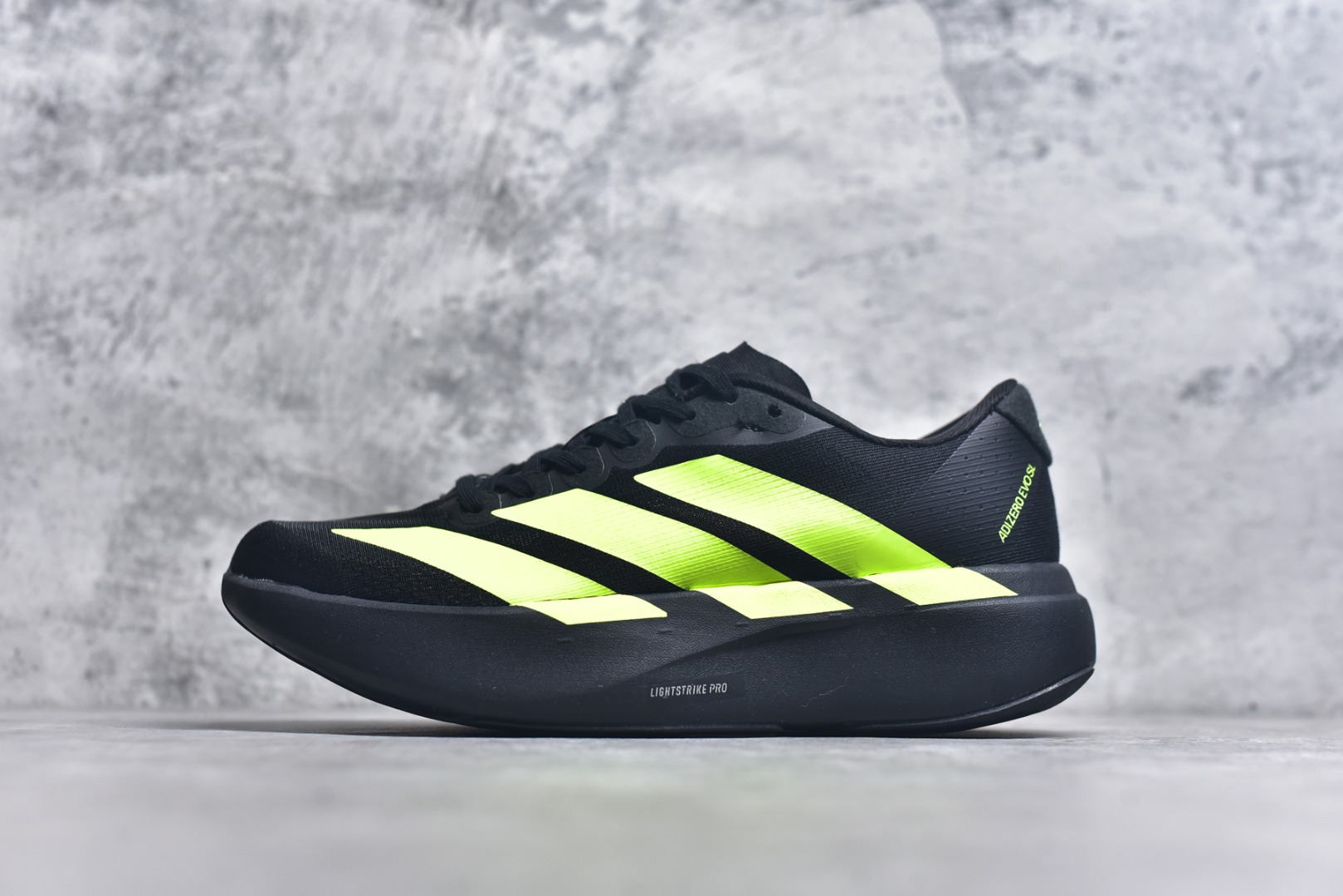 #阿迪达斯 AD Adizero Eva SL M 运动舒适防滑耐磨 低帮跑步鞋 阿迪达斯革新力作!「破纪录轻跑鞋」adiZero Adios Pro EVO 极致轻盈的Lightweight Upper设计,带来近乎裸足的舒适体验。中底采用尖端科技，Lightstrike Pro材料经过精细调校，实现卓越缓震与轻量化的完美结合。 尺码：36-45-选品中心