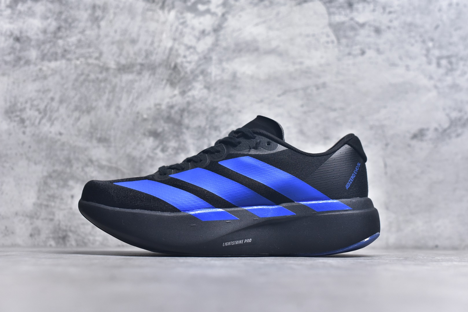 #阿迪达斯 AD Adizero Eva SL M 运动舒适防滑耐磨 低帮跑步鞋 阿迪达斯革新力作!「破纪录轻跑鞋」adiZero Adios Pro EVO 极致轻盈的Lightweight Upper设计,带来近乎裸足的舒适体验。中底采用尖端科技，Lightstrike Pro材料经过精细调校，实现卓越缓震与轻量化的完美结合。 尺码：36-45-选品中心