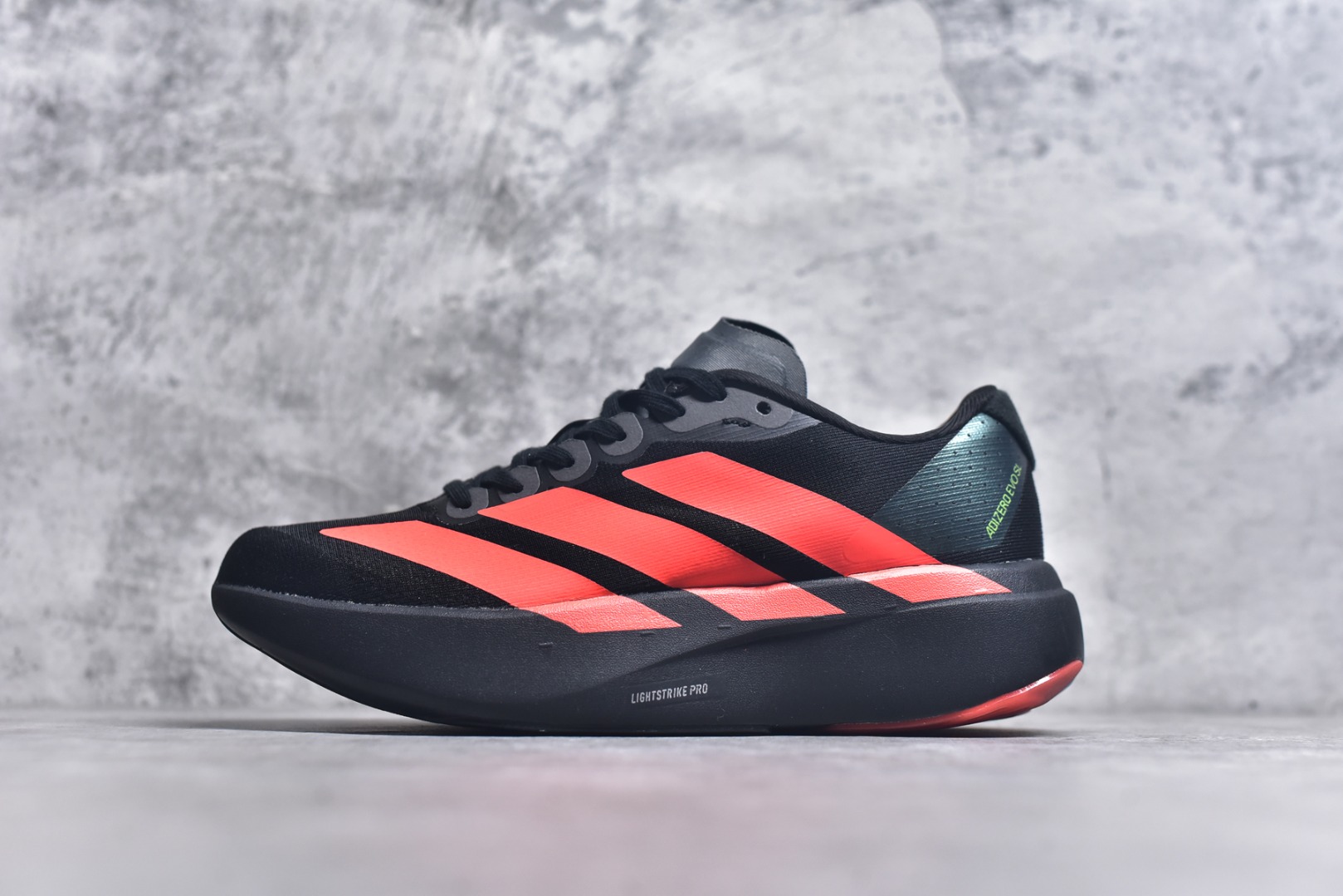 #阿迪达斯 AD Adizero Eva SL M 运动舒适防滑耐磨 低帮跑步鞋 阿迪达斯革新力作!「破纪录轻跑鞋」adiZero Adios Pro EVO 极致轻盈的Lightweight Upper设计,带来近乎裸足的舒适体验。中底采用尖端科技，Lightstrike Pro材料经过精细调校，实现卓越缓震与轻量化的完美结合。 尺码：36-45-选品中心