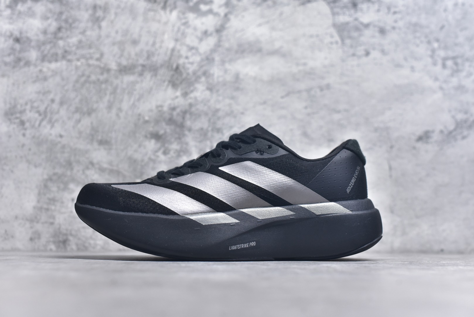 #阿迪达斯 AD Adizero Eva SL M 运动舒适防滑耐磨 低帮跑步鞋 阿迪达斯革新力作!「破纪录轻跑鞋」adiZero Adios Pro EVO 极致轻盈的Lightweight Upper设计,带来近乎裸足的舒适体验。中底采用尖端科技，Lightstrike Pro材料经过精细调校，实现卓越缓震与轻量化的完美结合。 尺码：36-45-选品中心