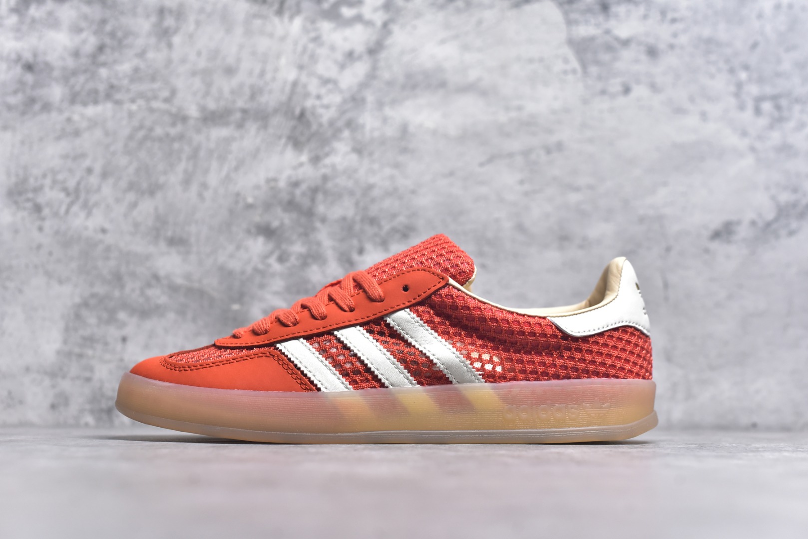 #AD Gazelle Indoor Trainers 羚羊内训系列低帮复古百搭休闲运动德训风板鞋 JS0713 90年代经典的复刻版！自60年代以足球训练鞋面世以来,Gazelle就以其经典设计席卷全球。1991年版本的复刻,再造经典Gazelle。采用皮革打造,搭配浊色细节,让这款经典更加简约。尺码：35.5-45-选品中心