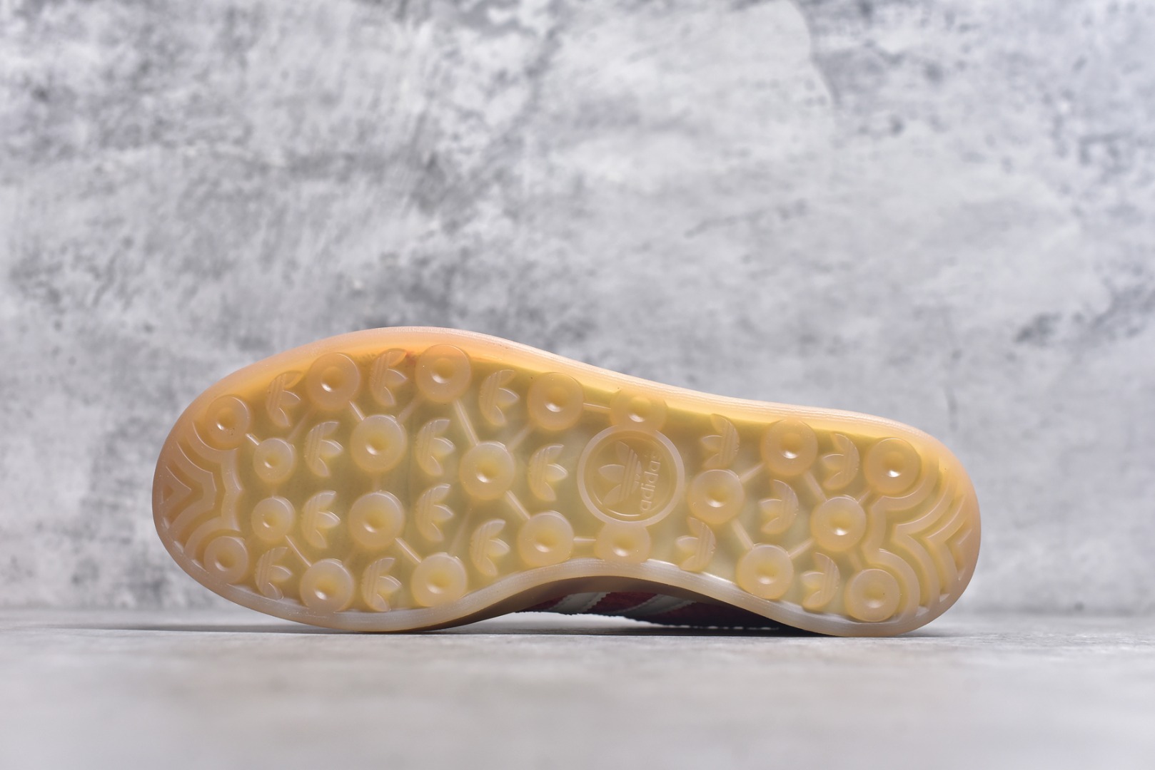 图片[6]-#AD Gazelle Indoor Trainers 羚羊内训系列低帮复古百搭休闲运动德训风板鞋 JS0713 90年代经典的复刻版！自60年代以足球训练鞋面世以来,Gazelle就以其经典设计席卷全球。1991年版本的复刻,再造经典Gazelle。采用皮革打造,搭配浊色细节,让这款经典更加简约。尺码：35.5-45-选品中心