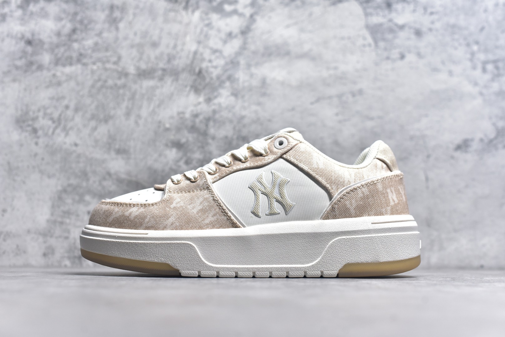 #NY美国榄球洋基队 x MLB Chunky Runner Basic 厚底老爹厚底休闲运动慢跑鞋 采用优质轻量克重纤维移膜皮革及透气网面鞋面材质 全新独立开发4.5cm厚度组合磨具大底 货号：3ASXV015N 尺码：35 36 36.5 37.5 38 38.5 39 40 40.5 41 42 42.5 43 44 45-选品中心