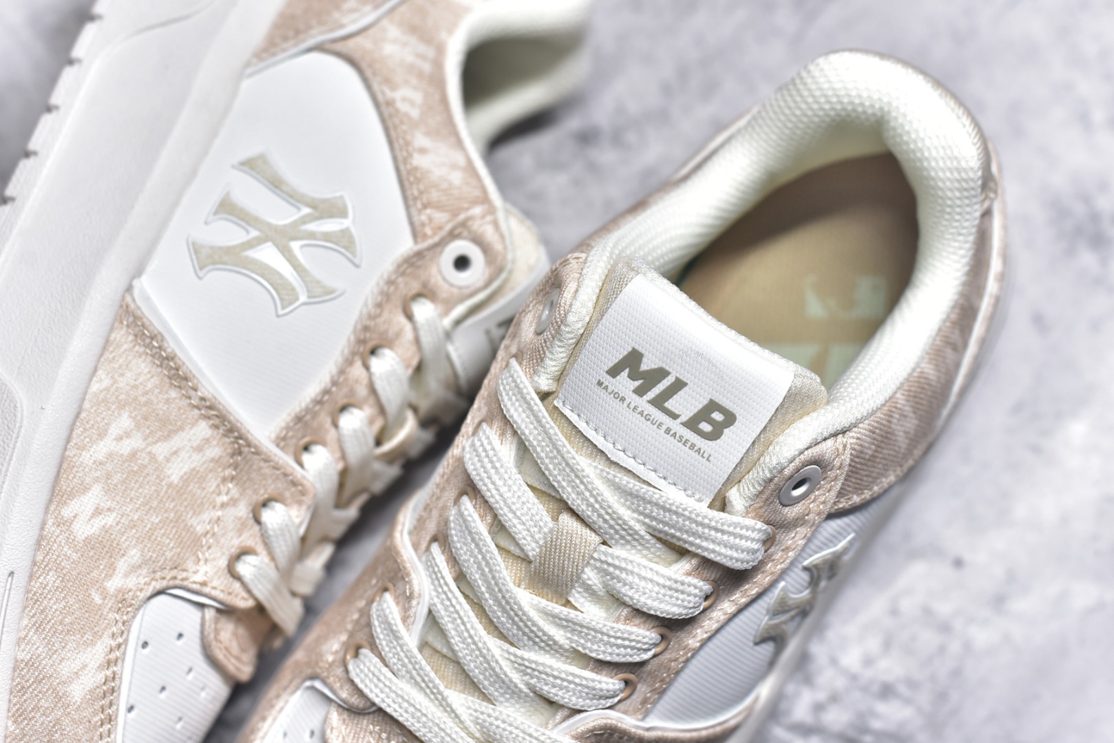 图片[9]-#NY美国榄球洋基队 x MLB Chunky Runner Basic 厚底老爹厚底休闲运动慢跑鞋 采用优质轻量克重纤维移膜皮革及透气网面鞋面材质 全新独立开发4.5cm厚度组合磨具大底 货号：3ASXV015N 尺码：35 36 36.5 37.5 38 38.5 39 40 40.5 41 42 42.5 43 44 45-选品中心