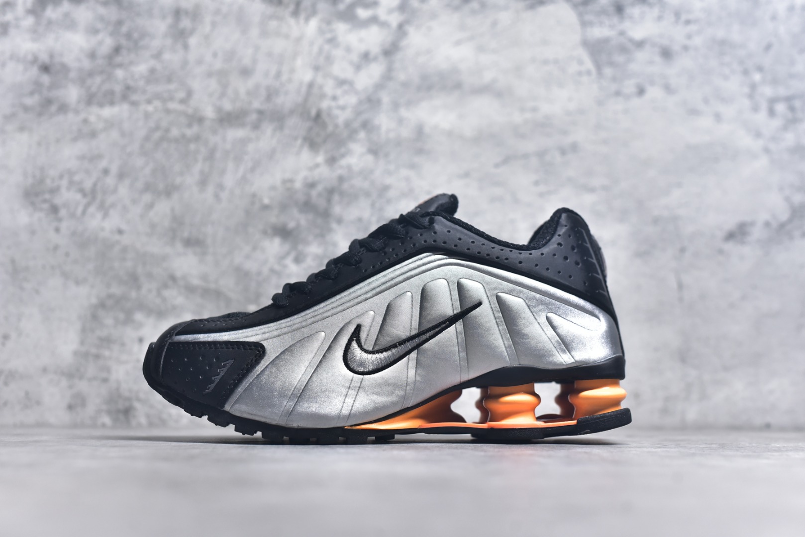 #NIKE SHOX R4系列 耐克 低帮运动休闲气垫运动鞋货号：HQ1988-003 尺码：36 36.5 37.5 38 38.5 39 40 40.5 41 42 42.5 43 44 45-选品中心