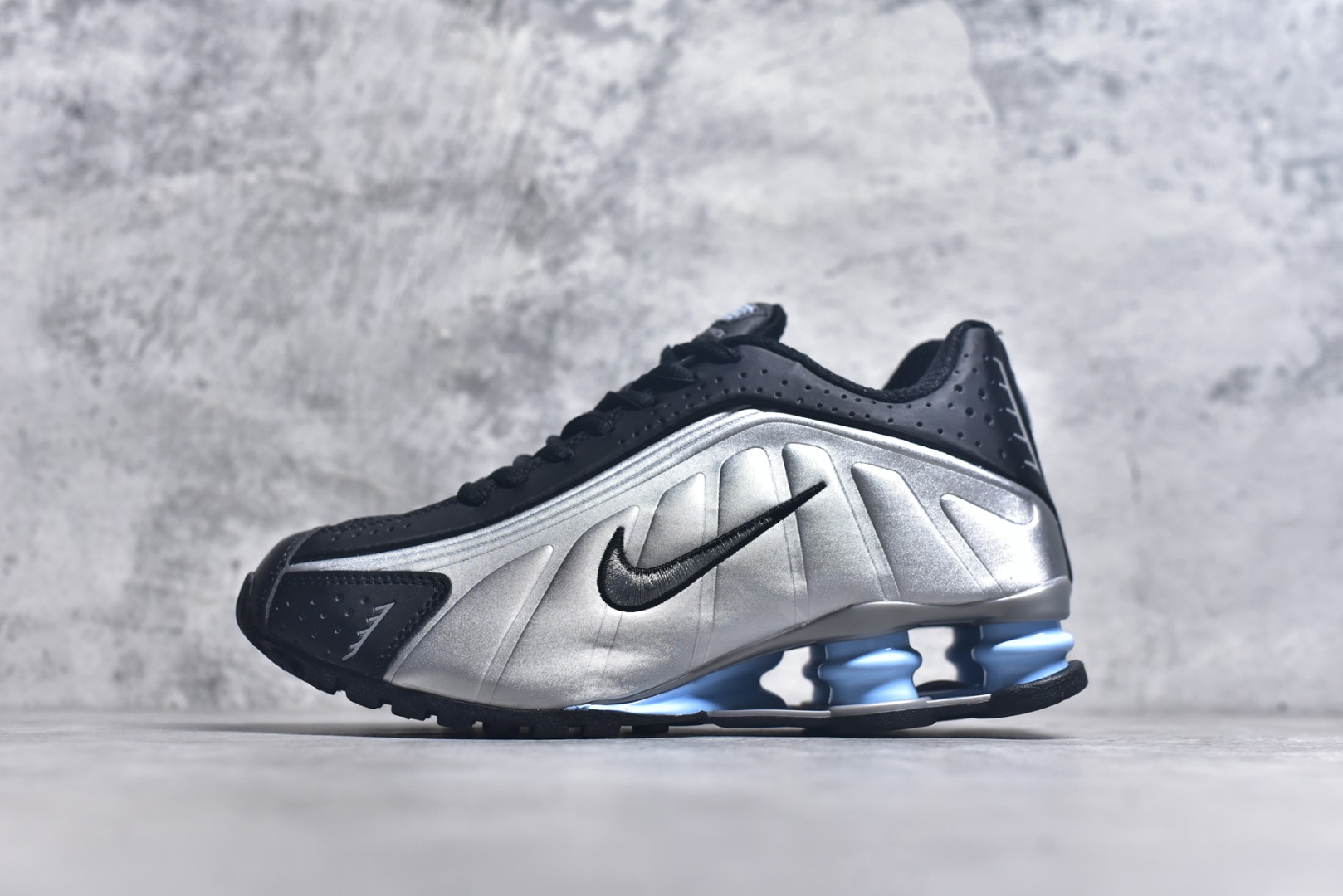 #Nike Shox R4 高科技专利气柱弹簧跑步鞋 子弹 文斯卡特 原厂材质 随意对比任何版本 货号：CW2626 004 尺码：36 36.5 37 38 38.5 39 40 40.5 41 42 42.5 43 44 45-选品中心