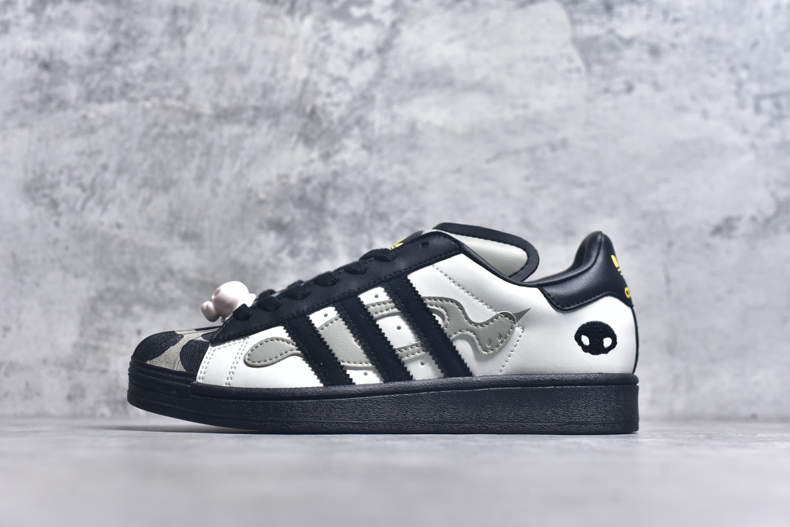 #AD Originals Superstar 经典复古贝壳头板鞋 JQ8778 诞生于1969年 是第一双将全皮面鞋 身与橡胶鞋头结合在一起的低帮篮球鞋 Superstar最开始 是作为高帮篮球鞋Pro Model的低帮版本而出现的 但因为其独特和醒目的橡胶鞋头造型而让大家熟知 被大家形象地称为\”shelltoe\”贝壳头 在70年代的美国职业篮球场上 接近3/4的NBA球员都将这双Superstar作为场上用鞋 80年代之后 经过不断的改良和发展 Superstar逐渐成为横跨时装、音乐、街头文化、休闲和运动等各大领域的时尚潮鞋 尺码：36 36.5 37 38 38.5 39 40 40.5 41 42 42.5 43 44 44.5 45-选品中心