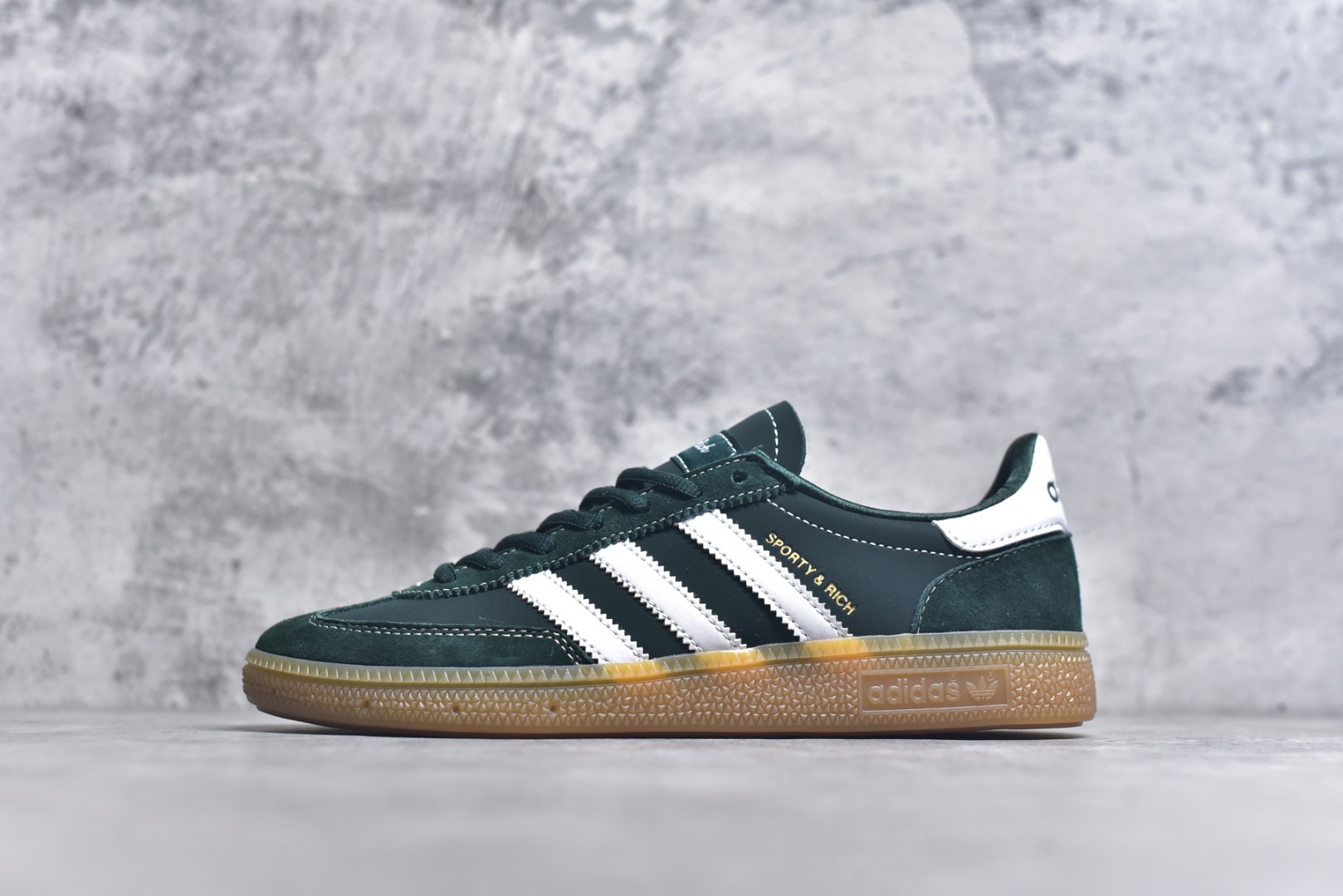 #AD Originals Handball SPZL 手球运动员系列百搭休闲运动板鞋 JP7067 这款来自阿迪达斯的这款HANDBALL SPZL前身是一双手球运动鞋，这一次拿来复刻，所以鞋面的主要色彩选用了黑色， 鞋面外侧除了Spezial字母之外还有三叶草标志。Handball SPZL作为复古手球训练鞋与作为室内足球鞋的Samba有着异曲同工之处，但是质感更为出众的鞋身以及丰富的配色选择比起Samba来讲可以说是更胜一筹了！尺码：36 36⅔ 37⅓ 38 38⅔ 39⅓ 40 40⅔ 41⅓ 42 42⅔ 43⅓ 44 45-选品中心