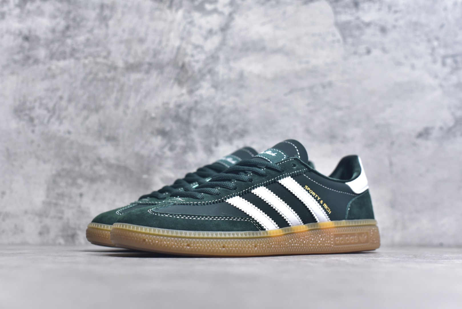 图片[2]-#AD Originals Handball SPZL 手球运动员系列百搭休闲运动板鞋 JP7067 这款来自阿迪达斯的这款HANDBALL SPZL前身是一双手球运动鞋，这一次拿来复刻，所以鞋面的主要色彩选用了黑色， 鞋面外侧除了Spezial字母之外还有三叶草标志。Handball SPZL作为复古手球训练鞋与作为室内足球鞋的Samba有着异曲同工之处，但是质感更为出众的鞋身以及丰富的配色选择比起Samba来讲可以说是更胜一筹了！尺码：36 36⅔ 37⅓ 38 38⅔ 39⅓ 40 40⅔ 41⅓ 42 42⅔ 43⅓ 44 45-选品中心
