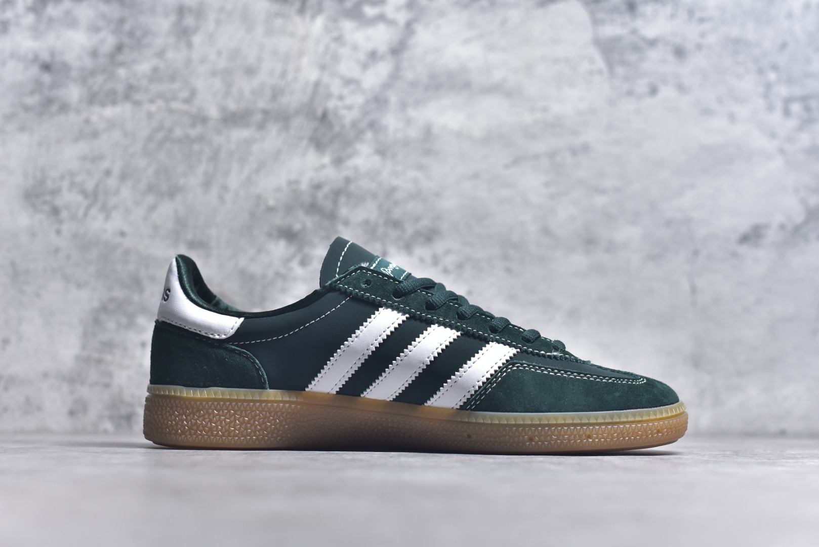 图片[3]-#AD Originals Handball SPZL 手球运动员系列百搭休闲运动板鞋 JP7067 这款来自阿迪达斯的这款HANDBALL SPZL前身是一双手球运动鞋，这一次拿来复刻，所以鞋面的主要色彩选用了黑色， 鞋面外侧除了Spezial字母之外还有三叶草标志。Handball SPZL作为复古手球训练鞋与作为室内足球鞋的Samba有着异曲同工之处，但是质感更为出众的鞋身以及丰富的配色选择比起Samba来讲可以说是更胜一筹了！尺码：36 36⅔ 37⅓ 38 38⅔ 39⅓ 40 40⅔ 41⅓ 42 42⅔ 43⅓ 44 45-选品中心