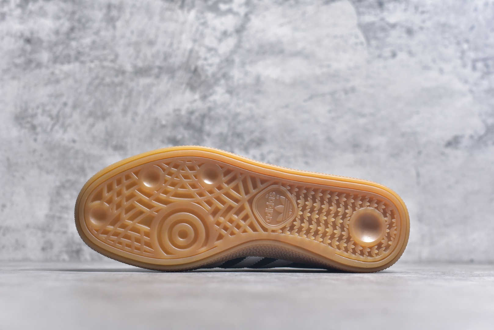 图片[6]-#AD Originals Handball SPZL 手球运动员系列百搭休闲运动板鞋 JP7067 这款来自阿迪达斯的这款HANDBALL SPZL前身是一双手球运动鞋，这一次拿来复刻，所以鞋面的主要色彩选用了黑色， 鞋面外侧除了Spezial字母之外还有三叶草标志。Handball SPZL作为复古手球训练鞋与作为室内足球鞋的Samba有着异曲同工之处，但是质感更为出众的鞋身以及丰富的配色选择比起Samba来讲可以说是更胜一筹了！尺码：36 36⅔ 37⅓ 38 38⅔ 39⅓ 40 40⅔ 41⅓ 42 42⅔ 43⅓ 44 45-选品中心