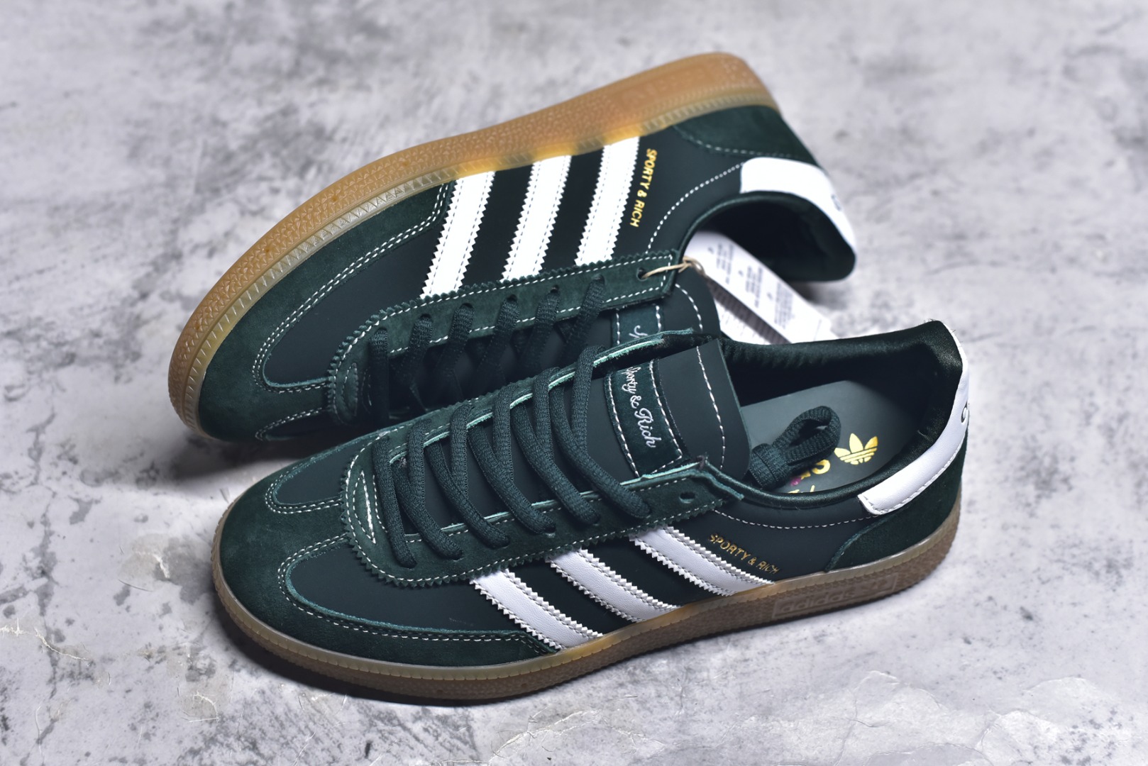 图片[7]-#AD Originals Handball SPZL 手球运动员系列百搭休闲运动板鞋 JP7067 这款来自阿迪达斯的这款HANDBALL SPZL前身是一双手球运动鞋，这一次拿来复刻，所以鞋面的主要色彩选用了黑色， 鞋面外侧除了Spezial字母之外还有三叶草标志。Handball SPZL作为复古手球训练鞋与作为室内足球鞋的Samba有着异曲同工之处，但是质感更为出众的鞋身以及丰富的配色选择比起Samba来讲可以说是更胜一筹了！尺码：36 36⅔ 37⅓ 38 38⅔ 39⅓ 40 40⅔ 41⅓ 42 42⅔ 43⅓ 44 45-选品中心