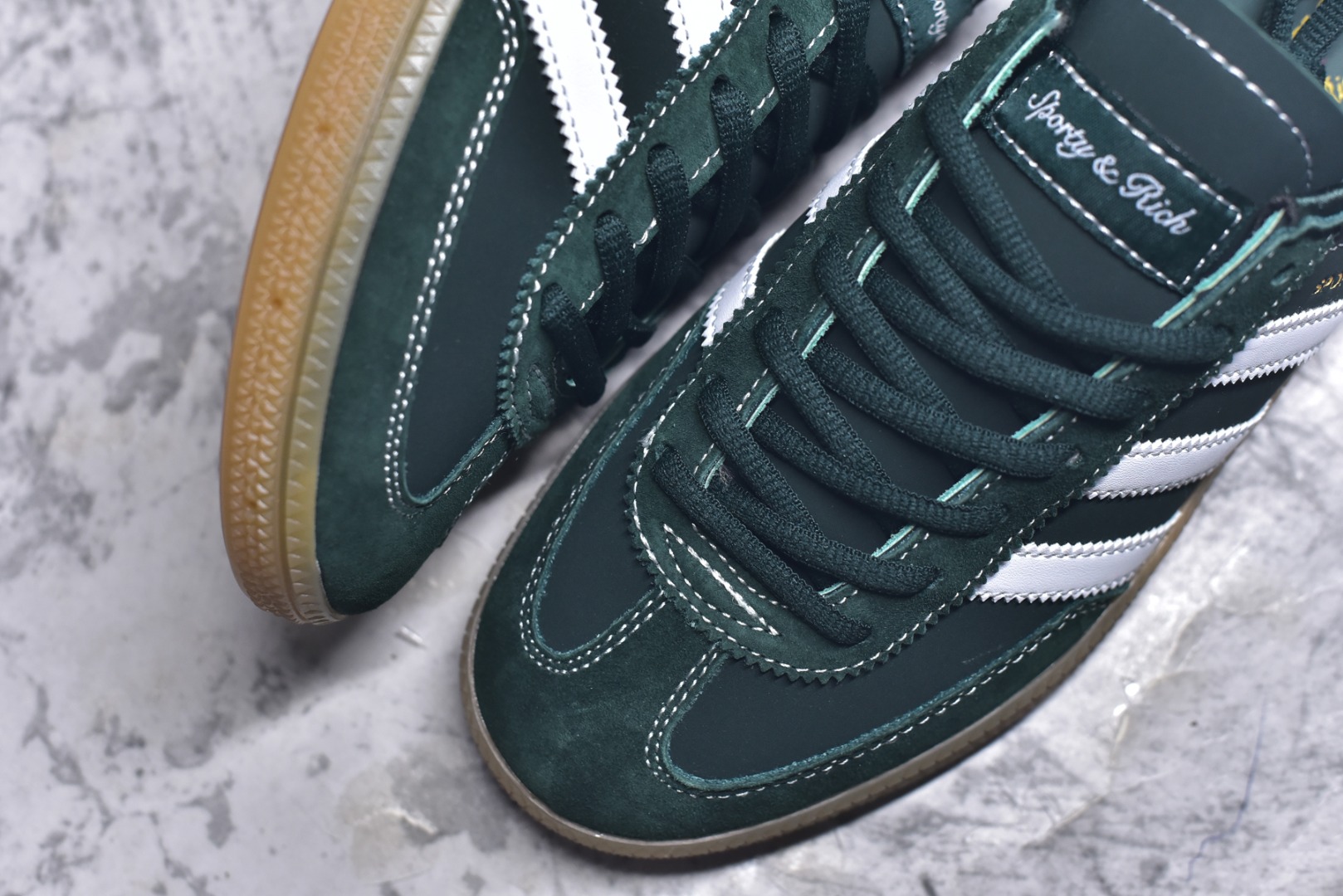 图片[8]-#AD Originals Handball SPZL 手球运动员系列百搭休闲运动板鞋 JP7067 这款来自阿迪达斯的这款HANDBALL SPZL前身是一双手球运动鞋，这一次拿来复刻，所以鞋面的主要色彩选用了黑色， 鞋面外侧除了Spezial字母之外还有三叶草标志。Handball SPZL作为复古手球训练鞋与作为室内足球鞋的Samba有着异曲同工之处，但是质感更为出众的鞋身以及丰富的配色选择比起Samba来讲可以说是更胜一筹了！尺码：36 36⅔ 37⅓ 38 38⅔ 39⅓ 40 40⅔ 41⅓ 42 42⅔ 43⅓ 44 45-选品中心