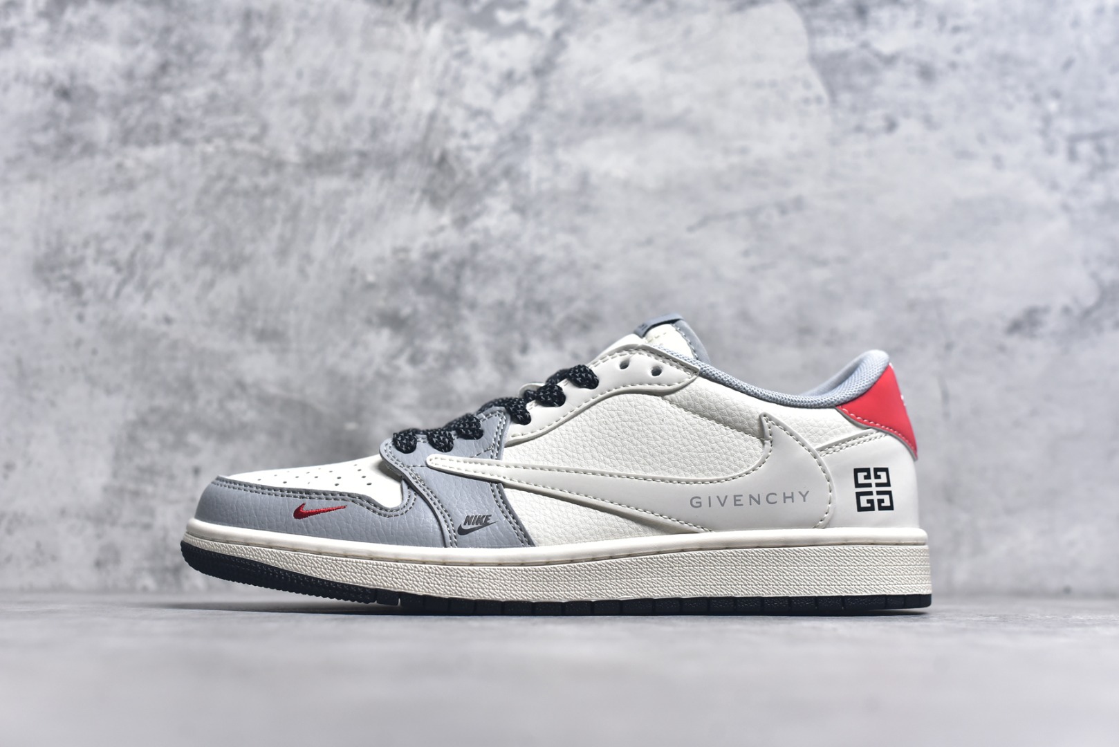 #Travis Scott x Fragment Design x Air Jordan 1 Low OG SP AJ1 乔1纪梵希联名 灰黑底 低帮文化休闲板鞋 XS7089-599 #多方联名合作融合了Travis Scott 独特的音乐风格，藤原浩个性的设计风格以及Jordan品牌的经典元素 使其成为一双具有独特身份和价值的鞋子 清新而立体的外观加上联名标识更突出了其独特身份 这种配色方案显示出活力和时尚感 在视觉上引人注目 鞋身的质感和细腻的细节处理使其显得高端而格调十足 这款“倒钩”联名是设计与创意完美结合 融合多方的个性风格是一款备受瞩目的潮流鞋款 尺码：36 36.5 37.5 38 38.5 39 40 40.5 41 42 42.5 43 44 44.5 45 9.E5-选品中心