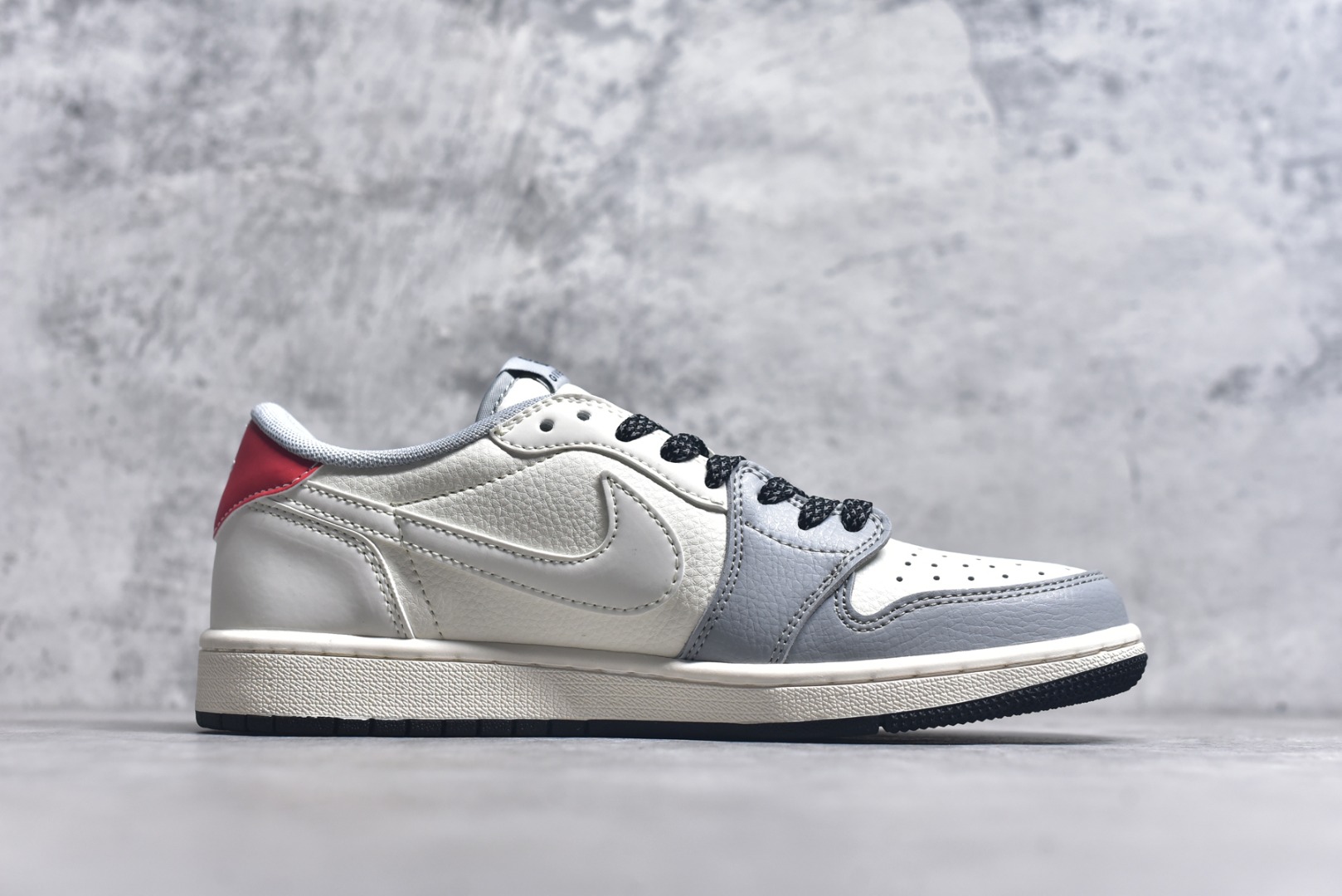 图片[3]-#Travis Scott x Fragment Design x Air Jordan 1 Low OG SP AJ1 乔1纪梵希联名 灰黑底 低帮文化休闲板鞋 XS7089-599 #多方联名合作融合了Travis Scott 独特的音乐风格，藤原浩个性的设计风格以及Jordan品牌的经典元素 使其成为一双具有独特身份和价值的鞋子 清新而立体的外观加上联名标识更突出了其独特身份 这种配色方案显示出活力和时尚感 在视觉上引人注目 鞋身的质感和细腻的细节处理使其显得高端而格调十足 这款“倒钩”联名是设计与创意完美结合 融合多方的个性风格是一款备受瞩目的潮流鞋款 尺码：36 36.5 37.5 38 38.5 39 40 40.5 41 42 42.5 43 44 44.5 45 9.E5-选品中心
