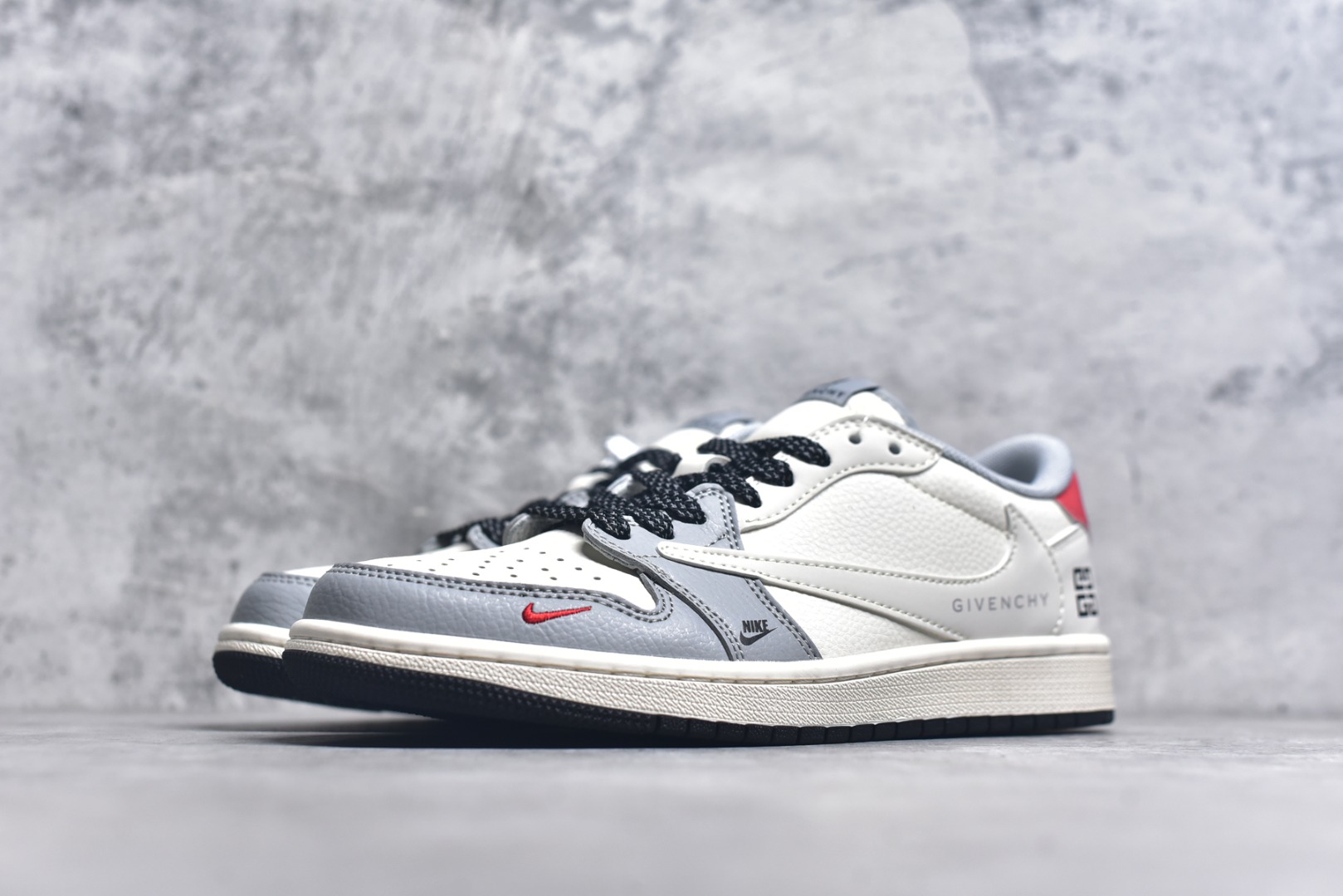 图片[2]-#Travis Scott x Fragment Design x Air Jordan 1 Low OG SP AJ1 乔1纪梵希联名 灰黑底 低帮文化休闲板鞋 XS7089-599 #多方联名合作融合了Travis Scott 独特的音乐风格，藤原浩个性的设计风格以及Jordan品牌的经典元素 使其成为一双具有独特身份和价值的鞋子 清新而立体的外观加上联名标识更突出了其独特身份 这种配色方案显示出活力和时尚感 在视觉上引人注目 鞋身的质感和细腻的细节处理使其显得高端而格调十足 这款“倒钩”联名是设计与创意完美结合 融合多方的个性风格是一款备受瞩目的潮流鞋款 尺码：36 36.5 37.5 38 38.5 39 40 40.5 41 42 42.5 43 44 44.5 45 9.E5-选品中心
