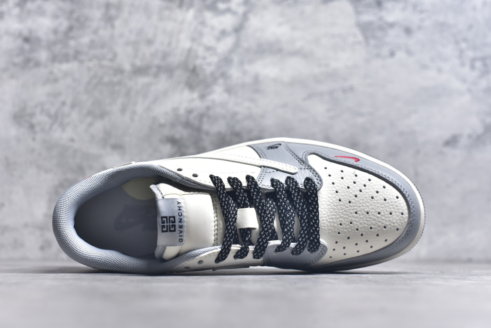 图片[4]-#Travis Scott x Fragment Design x Air Jordan 1 Low OG SP AJ1 乔1纪梵希联名 灰黑底 低帮文化休闲板鞋 XS7089-599 #多方联名合作融合了Travis Scott 独特的音乐风格，藤原浩个性的设计风格以及Jordan品牌的经典元素 使其成为一双具有独特身份和价值的鞋子 清新而立体的外观加上联名标识更突出了其独特身份 这种配色方案显示出活力和时尚感 在视觉上引人注目 鞋身的质感和细腻的细节处理使其显得高端而格调十足 这款“倒钩”联名是设计与创意完美结合 融合多方的个性风格是一款备受瞩目的潮流鞋款 尺码：36 36.5 37.5 38 38.5 39 40 40.5 41 42 42.5 43 44 44.5 45 9.E5-选品中心