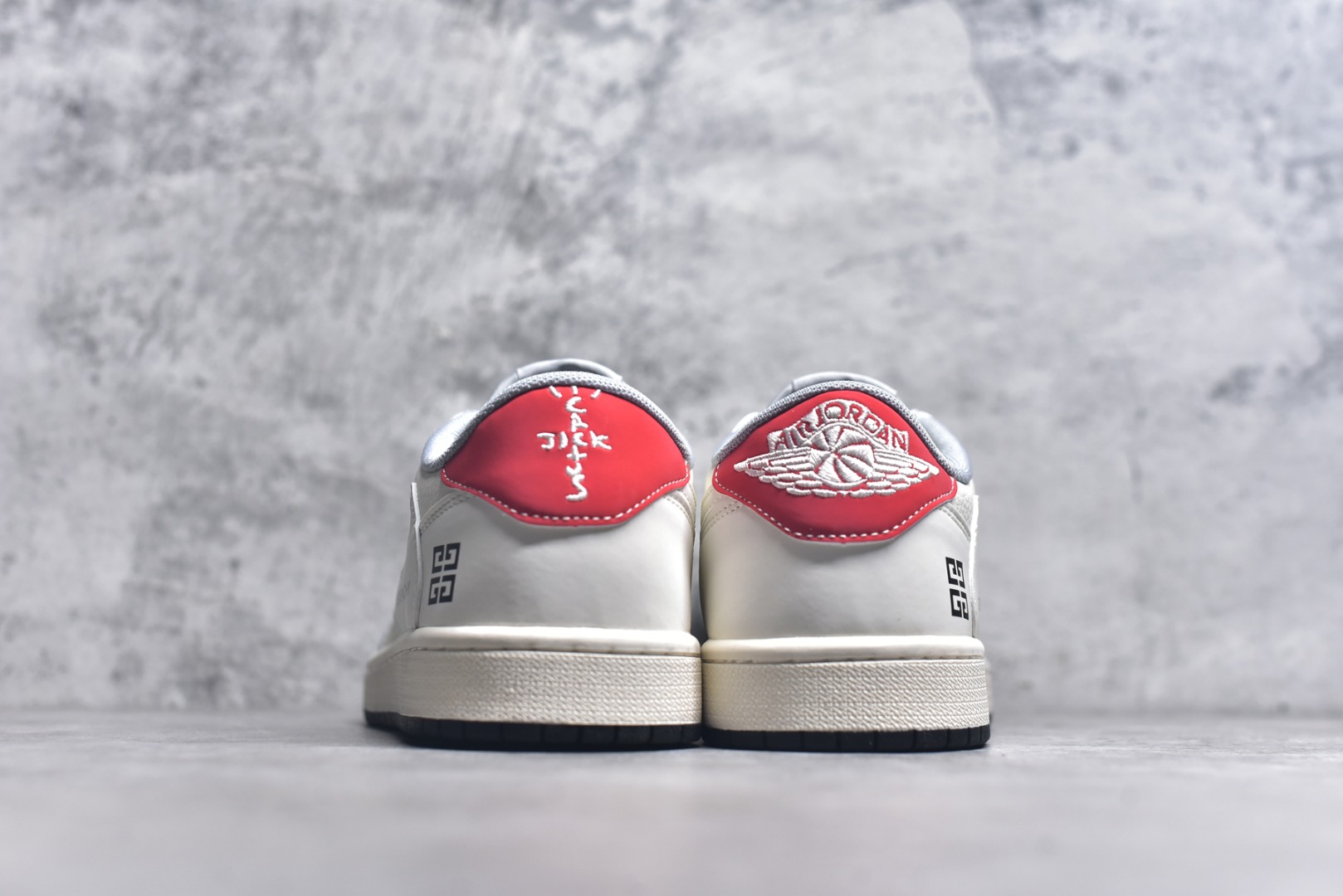 图片[5]-#Travis Scott x Fragment Design x Air Jordan 1 Low OG SP AJ1 乔1纪梵希联名 灰黑底 低帮文化休闲板鞋 XS7089-599 #多方联名合作融合了Travis Scott 独特的音乐风格，藤原浩个性的设计风格以及Jordan品牌的经典元素 使其成为一双具有独特身份和价值的鞋子 清新而立体的外观加上联名标识更突出了其独特身份 这种配色方案显示出活力和时尚感 在视觉上引人注目 鞋身的质感和细腻的细节处理使其显得高端而格调十足 这款“倒钩”联名是设计与创意完美结合 融合多方的个性风格是一款备受瞩目的潮流鞋款 尺码：36 36.5 37.5 38 38.5 39 40 40.5 41 42 42.5 43 44 44.5 45 9.E5-选品中心