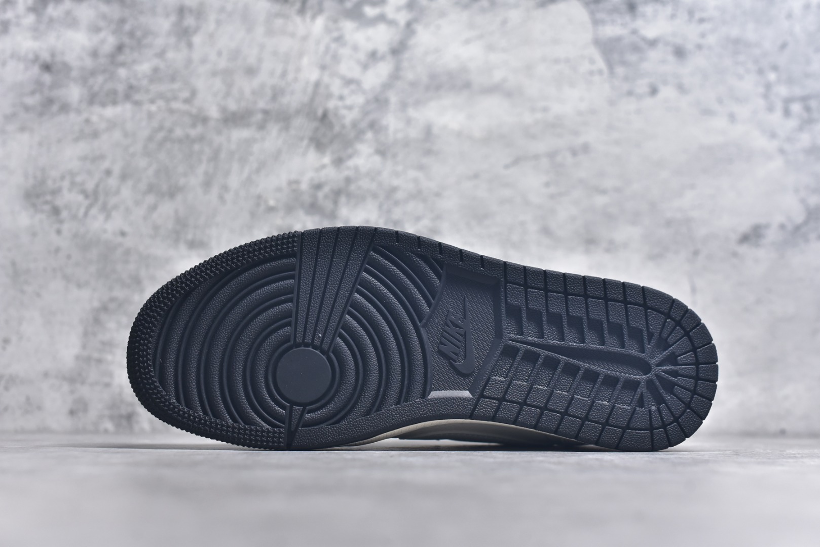 图片[6]-#Travis Scott x Fragment Design x Air Jordan 1 Low OG SP AJ1 乔1纪梵希联名 灰黑底 低帮文化休闲板鞋 XS7089-599 #多方联名合作融合了Travis Scott 独特的音乐风格，藤原浩个性的设计风格以及Jordan品牌的经典元素 使其成为一双具有独特身份和价值的鞋子 清新而立体的外观加上联名标识更突出了其独特身份 这种配色方案显示出活力和时尚感 在视觉上引人注目 鞋身的质感和细腻的细节处理使其显得高端而格调十足 这款“倒钩”联名是设计与创意完美结合 融合多方的个性风格是一款备受瞩目的潮流鞋款 尺码：36 36.5 37.5 38 38.5 39 40 40.5 41 42 42.5 43 44 44.5 45 9.E5-选品中心