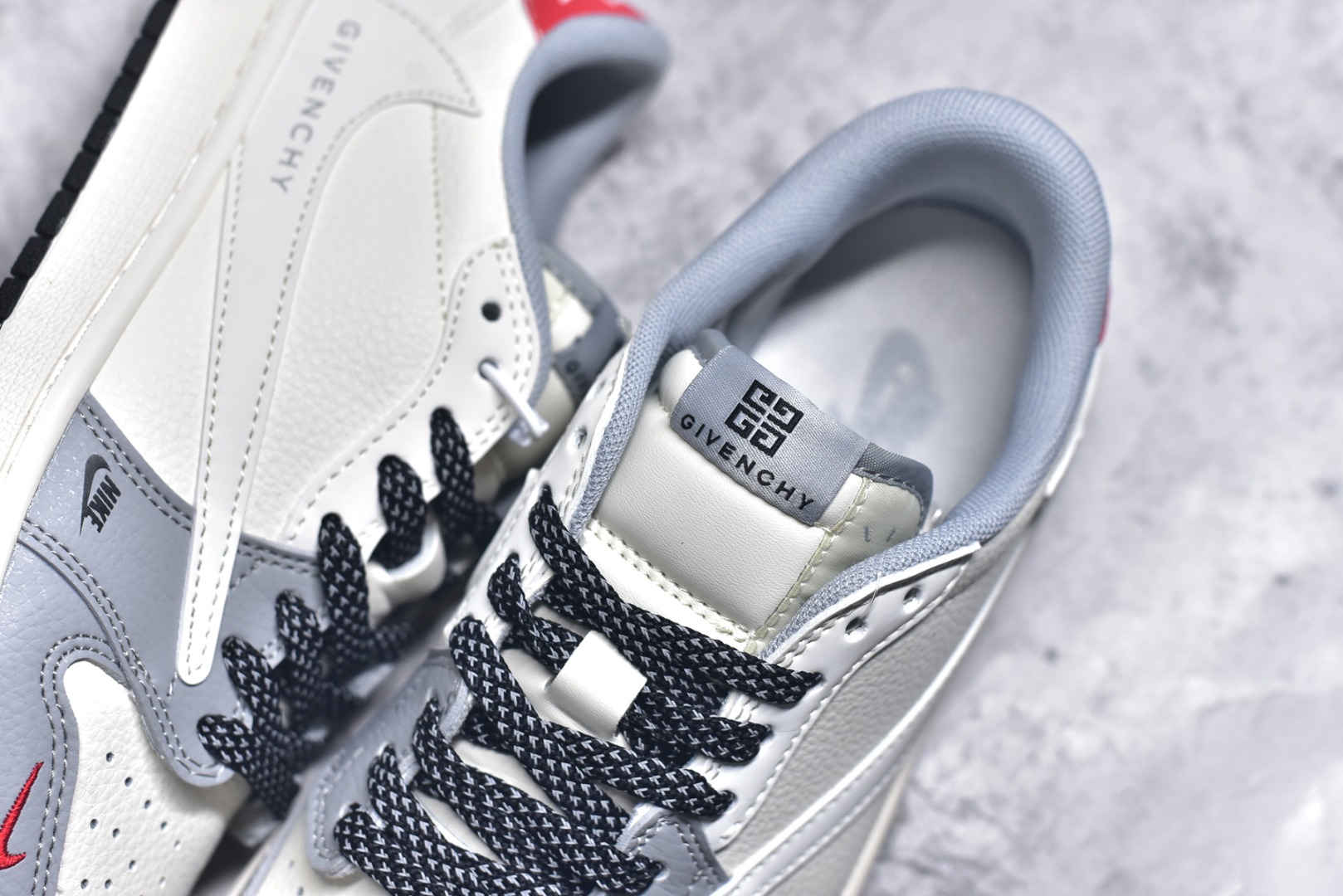 图片[9]-#Travis Scott x Fragment Design x Air Jordan 1 Low OG SP AJ1 乔1纪梵希联名 灰黑底 低帮文化休闲板鞋 XS7089-599 #多方联名合作融合了Travis Scott 独特的音乐风格，藤原浩个性的设计风格以及Jordan品牌的经典元素 使其成为一双具有独特身份和价值的鞋子 清新而立体的外观加上联名标识更突出了其独特身份 这种配色方案显示出活力和时尚感 在视觉上引人注目 鞋身的质感和细腻的细节处理使其显得高端而格调十足 这款“倒钩”联名是设计与创意完美结合 融合多方的个性风格是一款备受瞩目的潮流鞋款 尺码：36 36.5 37.5 38 38.5 39 40 40.5 41 42 42.5 43 44 44.5 45 9.E5-选品中心