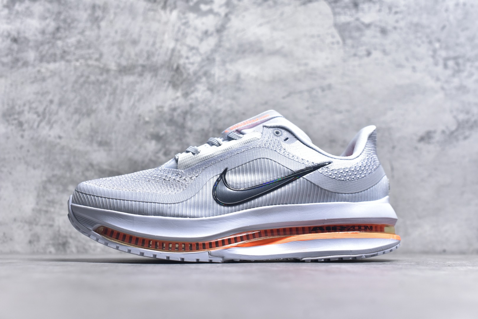 #NK Pegasus Premium 飞马全掌气垫跑步运动鞋 HQ2592-002 气垫的究极进化 NIKE2025新王炸 • 在特有Air科技加持下，耐克带来全新Pegasus Premium。这款跑鞋在传承耐克飞马（Pegasus）系列标志性的缓震功能的同时，将首次搭载耐克的塑型可视化Air Zoom气垫单元。• 塑型Air Zoom气垫单元贴合脚部的自然轮廓，帮助跑者在从后跟到脚趾的过渡中能够有效传递力量，带来一种前所未有的轻盈、顺畅回馈体验。中底采用ZoomX泡绵，后跟则使用ReactX泡绵，为跑者提供稳定流畅的推进感。• 塑型可视化Air Zoom气垫单元和精心配置的泡绵组合，让Pegasus Premium成为耐克飞马系列中颇具能量回馈的鞋款。• 全新Pegasus Premium不仅展示了耐克势头强劲的创新周期，证明了其特有的Air科技的强大实力，更体现了耐克倾听和服务运动员的能力。尺码：36 36.5 37.5 38 38.5 39 40 40.5 41 42 42.5 43 44 44.5 45 46-选品中心