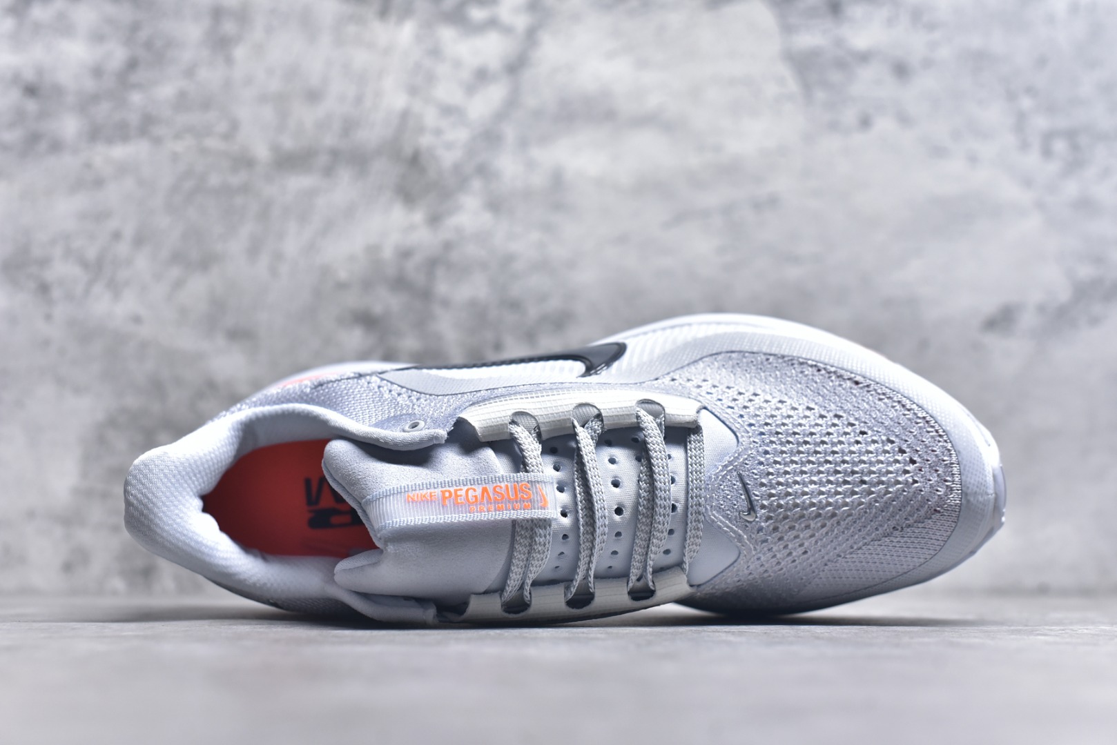 图片[4]-#NK Pegasus Premium 飞马全掌气垫跑步运动鞋 HQ2592-002 气垫的究极进化 NIKE2025新王炸 • 在特有Air科技加持下，耐克带来全新Pegasus Premium。这款跑鞋在传承耐克飞马（Pegasus）系列标志性的缓震功能的同时，将首次搭载耐克的塑型可视化Air Zoom气垫单元。• 塑型Air Zoom气垫单元贴合脚部的自然轮廓，帮助跑者在从后跟到脚趾的过渡中能够有效传递力量，带来一种前所未有的轻盈、顺畅回馈体验。中底采用ZoomX泡绵，后跟则使用ReactX泡绵，为跑者提供稳定流畅的推进感。• 塑型可视化Air Zoom气垫单元和精心配置的泡绵组合，让Pegasus Premium成为耐克飞马系列中颇具能量回馈的鞋款。• 全新Pegasus Premium不仅展示了耐克势头强劲的创新周期，证明了其特有的Air科技的强大实力，更体现了耐克倾听和服务运动员的能力。尺码：36 36.5 37.5 38 38.5 39 40 40.5 41 42 42.5 43 44 44.5 45 46-选品中心