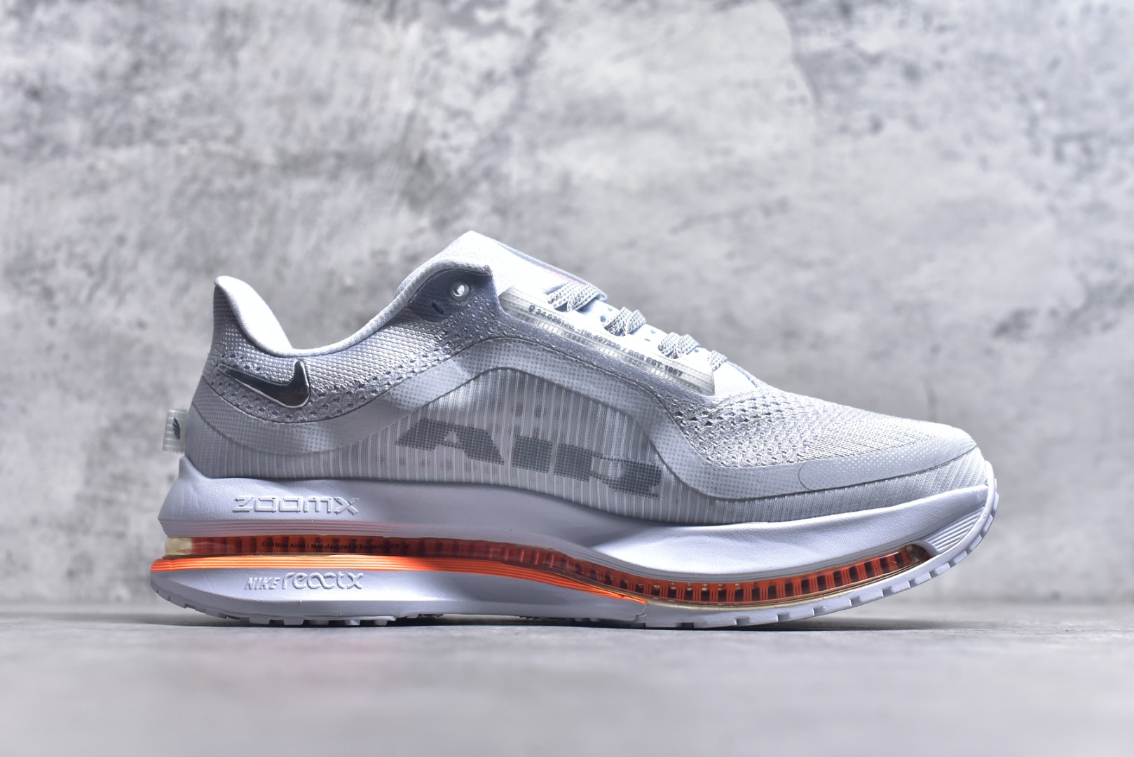 图片[3]-#NK Pegasus Premium 飞马全掌气垫跑步运动鞋 HQ2592-002 气垫的究极进化 NIKE2025新王炸 • 在特有Air科技加持下，耐克带来全新Pegasus Premium。这款跑鞋在传承耐克飞马（Pegasus）系列标志性的缓震功能的同时，将首次搭载耐克的塑型可视化Air Zoom气垫单元。• 塑型Air Zoom气垫单元贴合脚部的自然轮廓，帮助跑者在从后跟到脚趾的过渡中能够有效传递力量，带来一种前所未有的轻盈、顺畅回馈体验。中底采用ZoomX泡绵，后跟则使用ReactX泡绵，为跑者提供稳定流畅的推进感。• 塑型可视化Air Zoom气垫单元和精心配置的泡绵组合，让Pegasus Premium成为耐克飞马系列中颇具能量回馈的鞋款。• 全新Pegasus Premium不仅展示了耐克势头强劲的创新周期，证明了其特有的Air科技的强大实力，更体现了耐克倾听和服务运动员的能力。尺码：36 36.5 37.5 38 38.5 39 40 40.5 41 42 42.5 43 44 44.5 45 46-选品中心