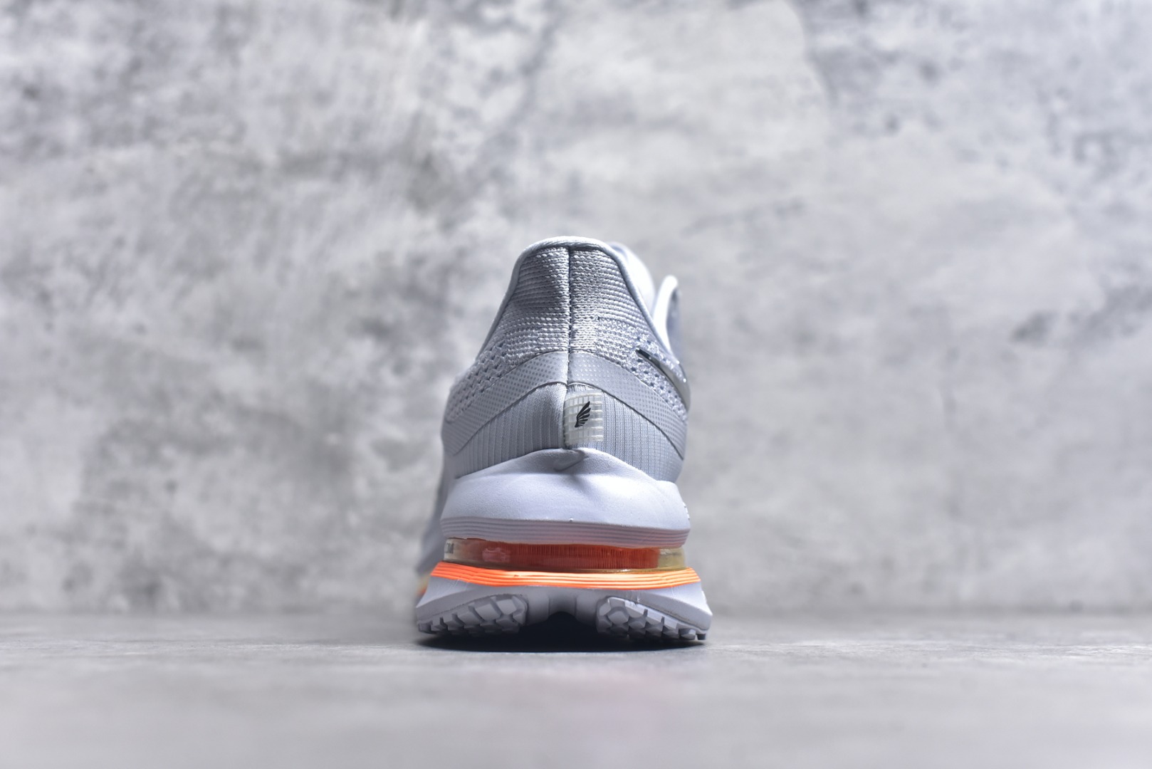 图片[5]-#NK Pegasus Premium 飞马全掌气垫跑步运动鞋 HQ2592-002 气垫的究极进化 NIKE2025新王炸 • 在特有Air科技加持下，耐克带来全新Pegasus Premium。这款跑鞋在传承耐克飞马（Pegasus）系列标志性的缓震功能的同时，将首次搭载耐克的塑型可视化Air Zoom气垫单元。• 塑型Air Zoom气垫单元贴合脚部的自然轮廓，帮助跑者在从后跟到脚趾的过渡中能够有效传递力量，带来一种前所未有的轻盈、顺畅回馈体验。中底采用ZoomX泡绵，后跟则使用ReactX泡绵，为跑者提供稳定流畅的推进感。• 塑型可视化Air Zoom气垫单元和精心配置的泡绵组合，让Pegasus Premium成为耐克飞马系列中颇具能量回馈的鞋款。• 全新Pegasus Premium不仅展示了耐克势头强劲的创新周期，证明了其特有的Air科技的强大实力，更体现了耐克倾听和服务运动员的能力。尺码：36 36.5 37.5 38 38.5 39 40 40.5 41 42 42.5 43 44 44.5 45 46-选品中心