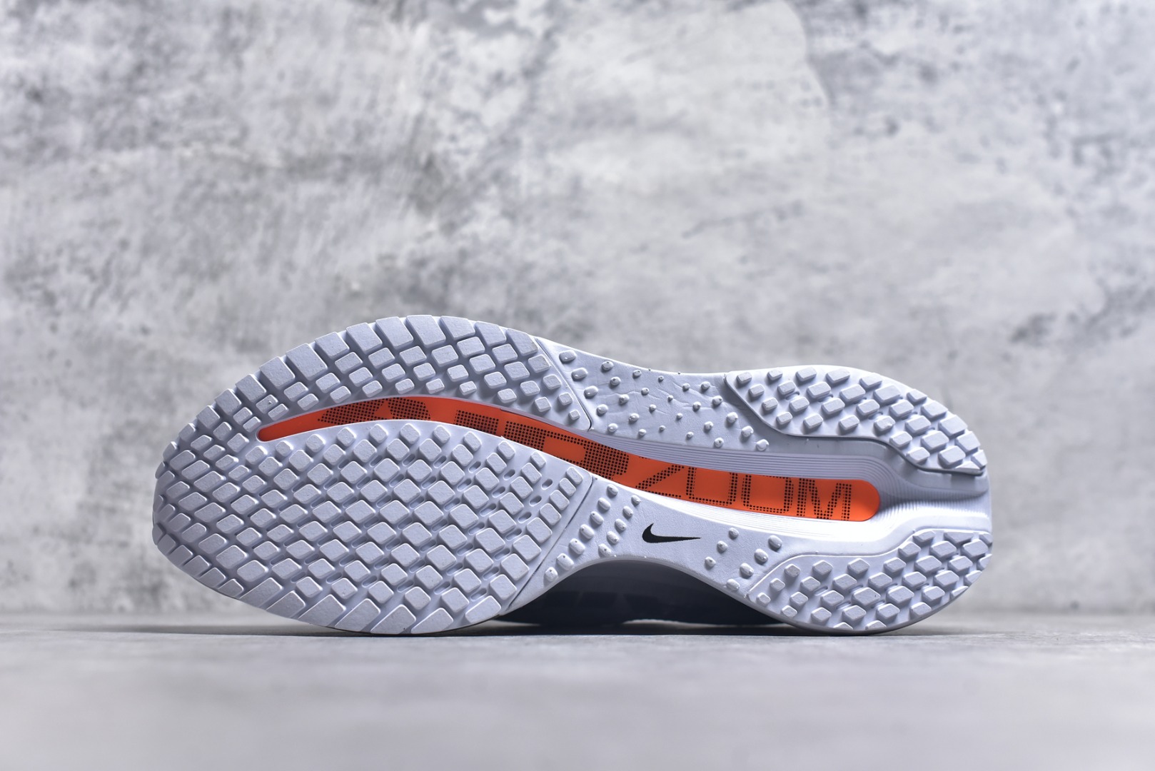 图片[6]-#NK Pegasus Premium 飞马全掌气垫跑步运动鞋 HQ2592-002 气垫的究极进化 NIKE2025新王炸 • 在特有Air科技加持下，耐克带来全新Pegasus Premium。这款跑鞋在传承耐克飞马（Pegasus）系列标志性的缓震功能的同时，将首次搭载耐克的塑型可视化Air Zoom气垫单元。• 塑型Air Zoom气垫单元贴合脚部的自然轮廓，帮助跑者在从后跟到脚趾的过渡中能够有效传递力量，带来一种前所未有的轻盈、顺畅回馈体验。中底采用ZoomX泡绵，后跟则使用ReactX泡绵，为跑者提供稳定流畅的推进感。• 塑型可视化Air Zoom气垫单元和精心配置的泡绵组合，让Pegasus Premium成为耐克飞马系列中颇具能量回馈的鞋款。• 全新Pegasus Premium不仅展示了耐克势头强劲的创新周期，证明了其特有的Air科技的强大实力，更体现了耐克倾听和服务运动员的能力。尺码：36 36.5 37.5 38 38.5 39 40 40.5 41 42 42.5 43 44 44.5 45 46-选品中心