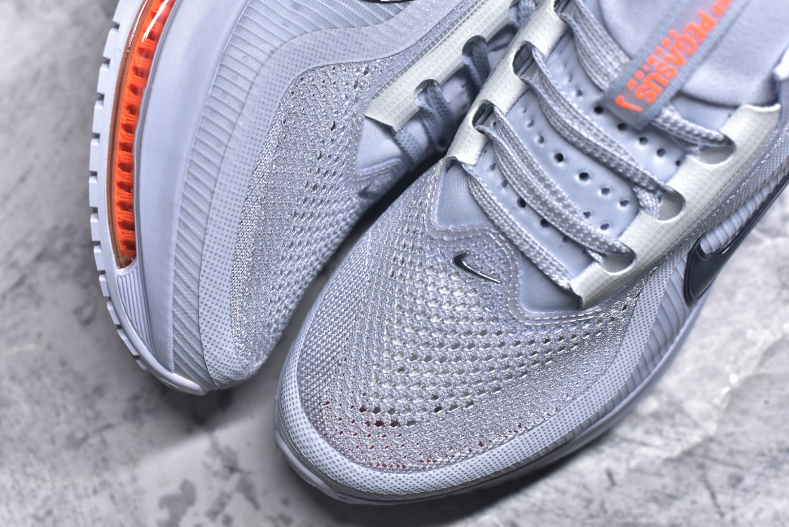 图片[8]-#NK Pegasus Premium 飞马全掌气垫跑步运动鞋 HQ2592-002 气垫的究极进化 NIKE2025新王炸 • 在特有Air科技加持下，耐克带来全新Pegasus Premium。这款跑鞋在传承耐克飞马（Pegasus）系列标志性的缓震功能的同时，将首次搭载耐克的塑型可视化Air Zoom气垫单元。• 塑型Air Zoom气垫单元贴合脚部的自然轮廓，帮助跑者在从后跟到脚趾的过渡中能够有效传递力量，带来一种前所未有的轻盈、顺畅回馈体验。中底采用ZoomX泡绵，后跟则使用ReactX泡绵，为跑者提供稳定流畅的推进感。• 塑型可视化Air Zoom气垫单元和精心配置的泡绵组合，让Pegasus Premium成为耐克飞马系列中颇具能量回馈的鞋款。• 全新Pegasus Premium不仅展示了耐克势头强劲的创新周期，证明了其特有的Air科技的强大实力，更体现了耐克倾听和服务运动员的能力。尺码：36 36.5 37.5 38 38.5 39 40 40.5 41 42 42.5 43 44 44.5 45 46-选品中心